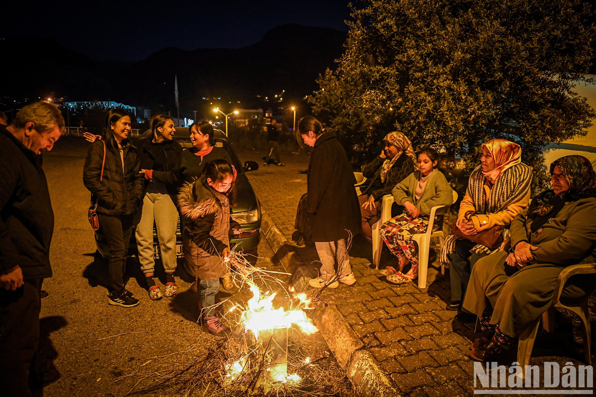 土耳其人民围坐在火堆旁,每天互相诉说着故事,同时也不断地对未来充满希望。 生活,无论如何,都会继续。 土耳其人民围坐在火堆旁,每天互相诉说着故事,同时也不断地对未来充满希望。 生活,无论如何,都会继续。