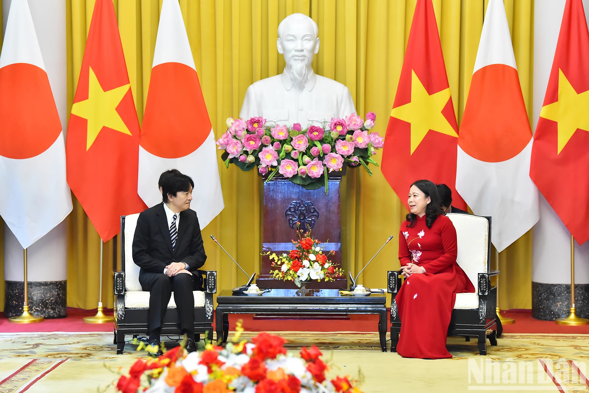 越南国家副主席武氏映春与日本皇嗣秋筱宫文仁亲王。 越南国家副主席武氏映春与日本皇嗣秋筱宫文仁亲王。