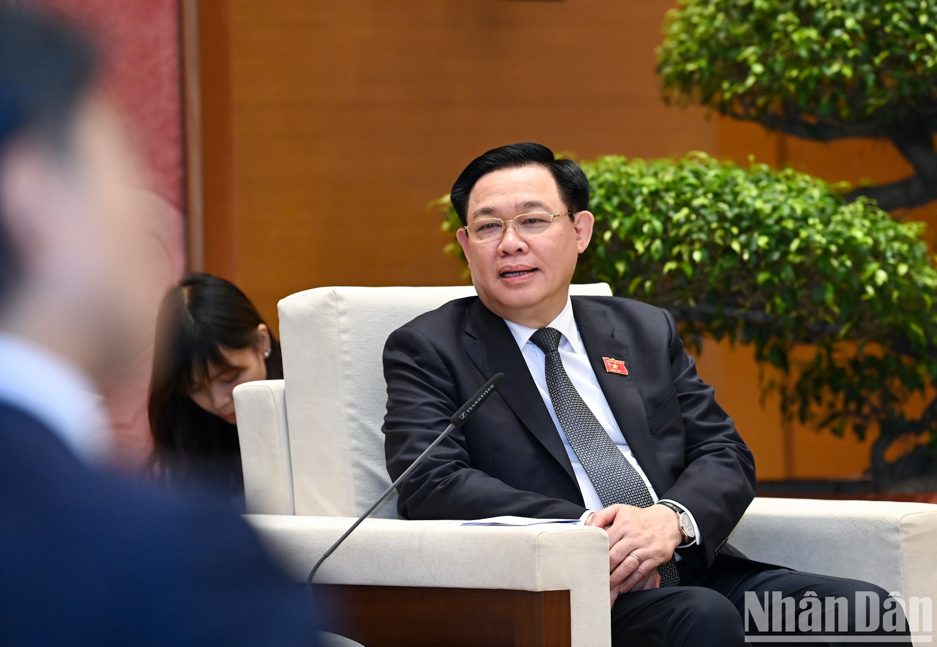 越南国会主席王廷惠发表讲话。