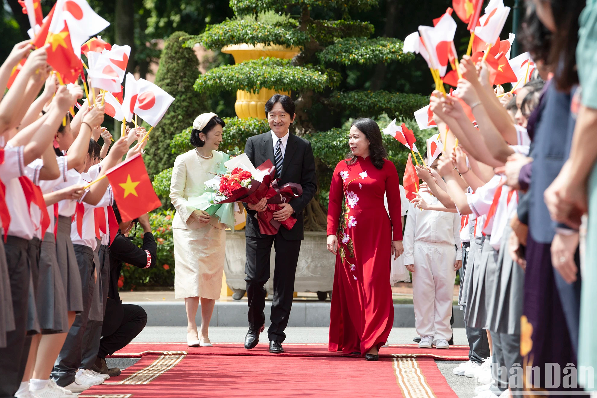越南国家副主席武氏映春欢迎日本皇嗣秋筱宫文仁亲王和秋筱宫妃纪子访越。 越南国家副主席武氏映春欢迎日本皇嗣秋筱宫文仁亲王和秋筱宫妃纪子访越。
