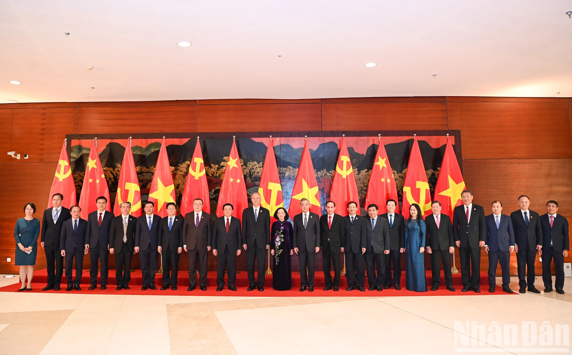 双方代表合影留念。 双方代表合影留念。