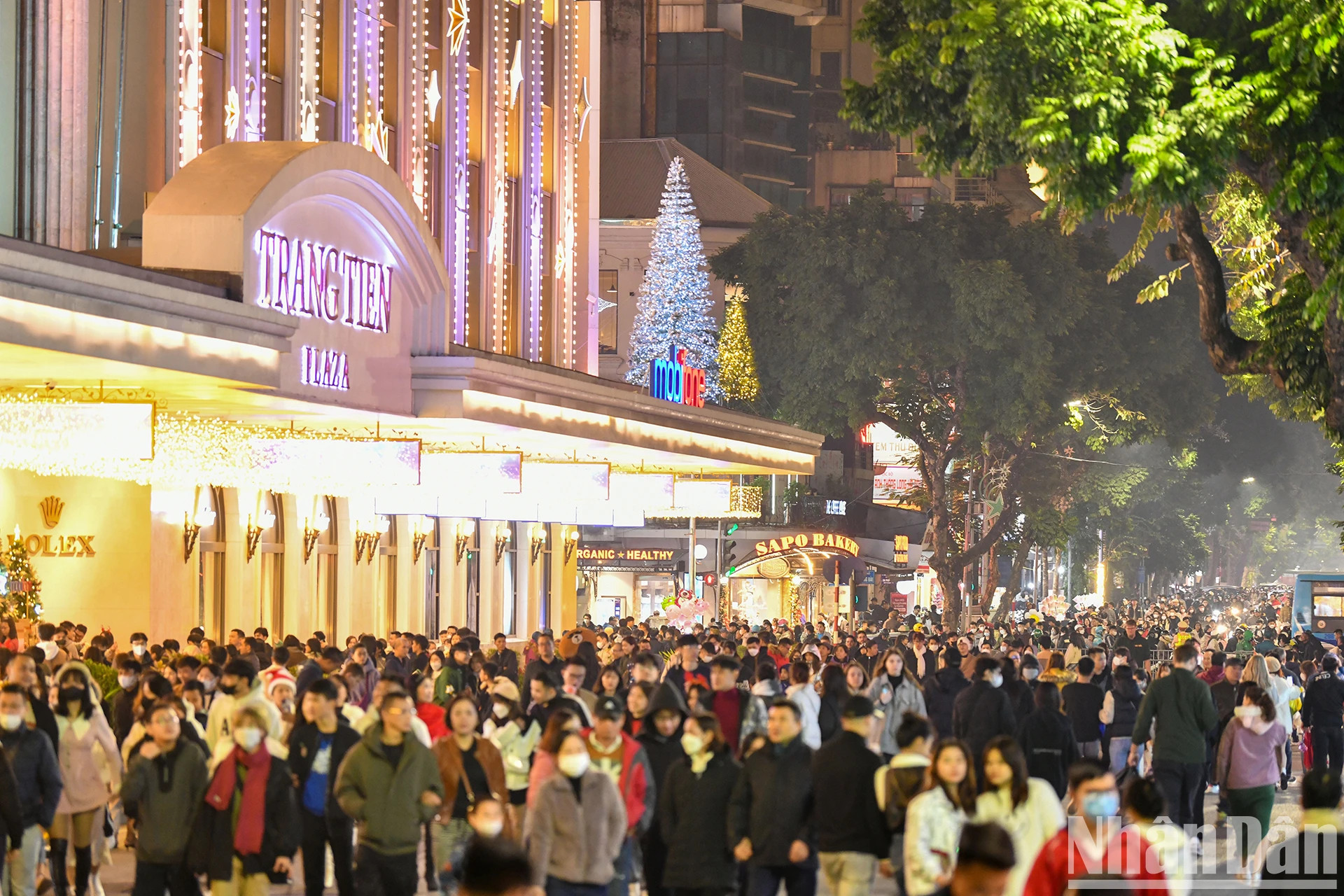 步行街也非常拥挤。 步行街也非常拥挤。
