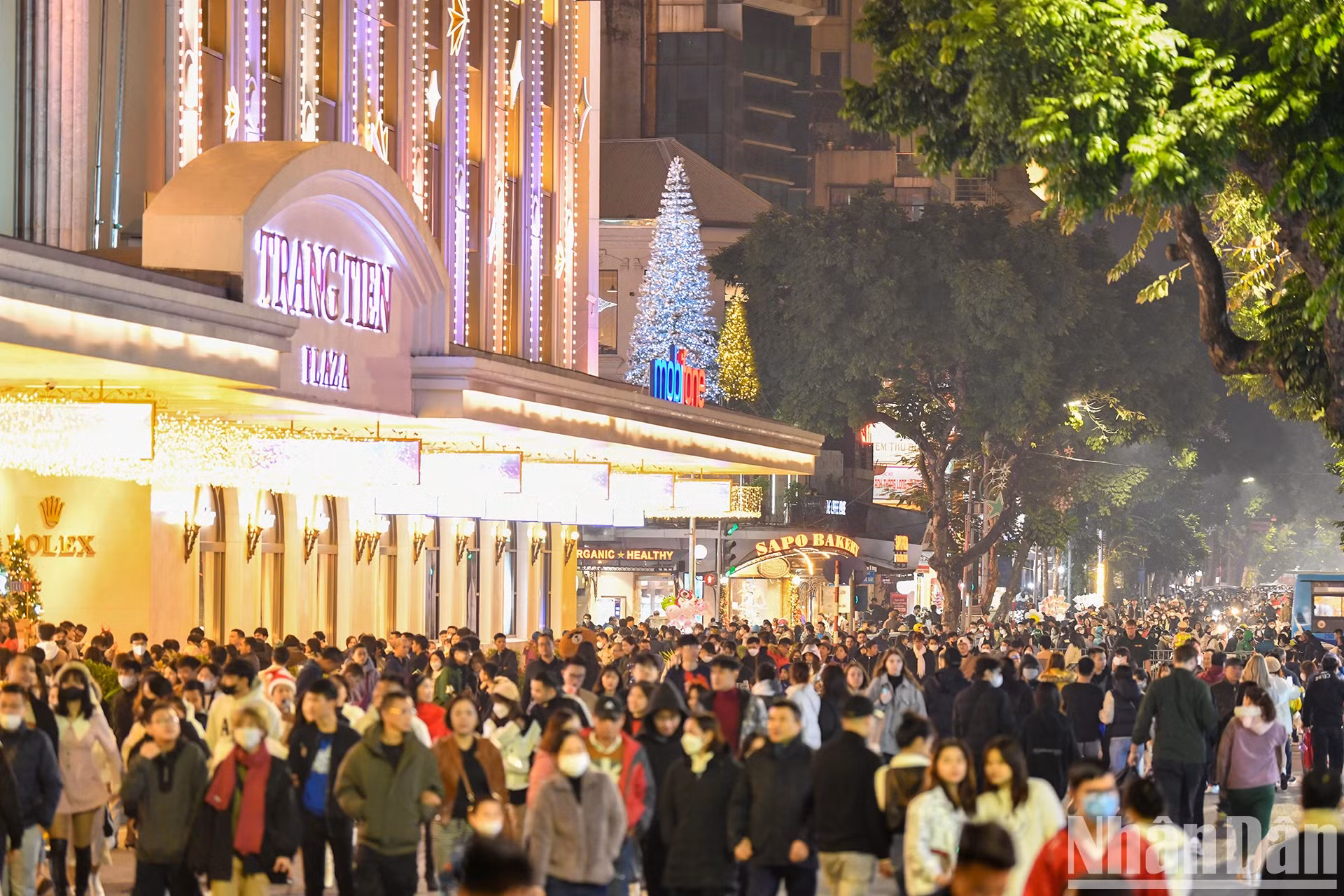 步行街也非常拥挤。