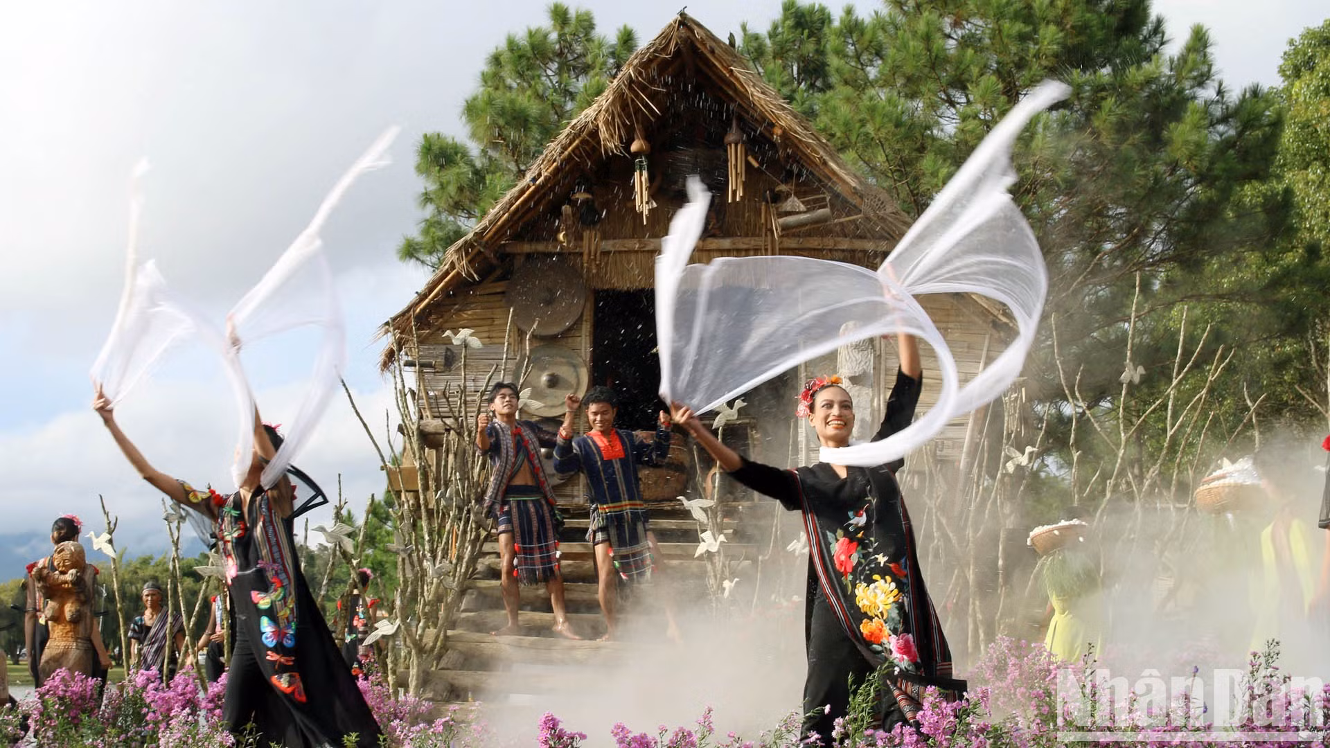 由10位国内外时尚界著名设计师设计的独特而迷人的时装系列。