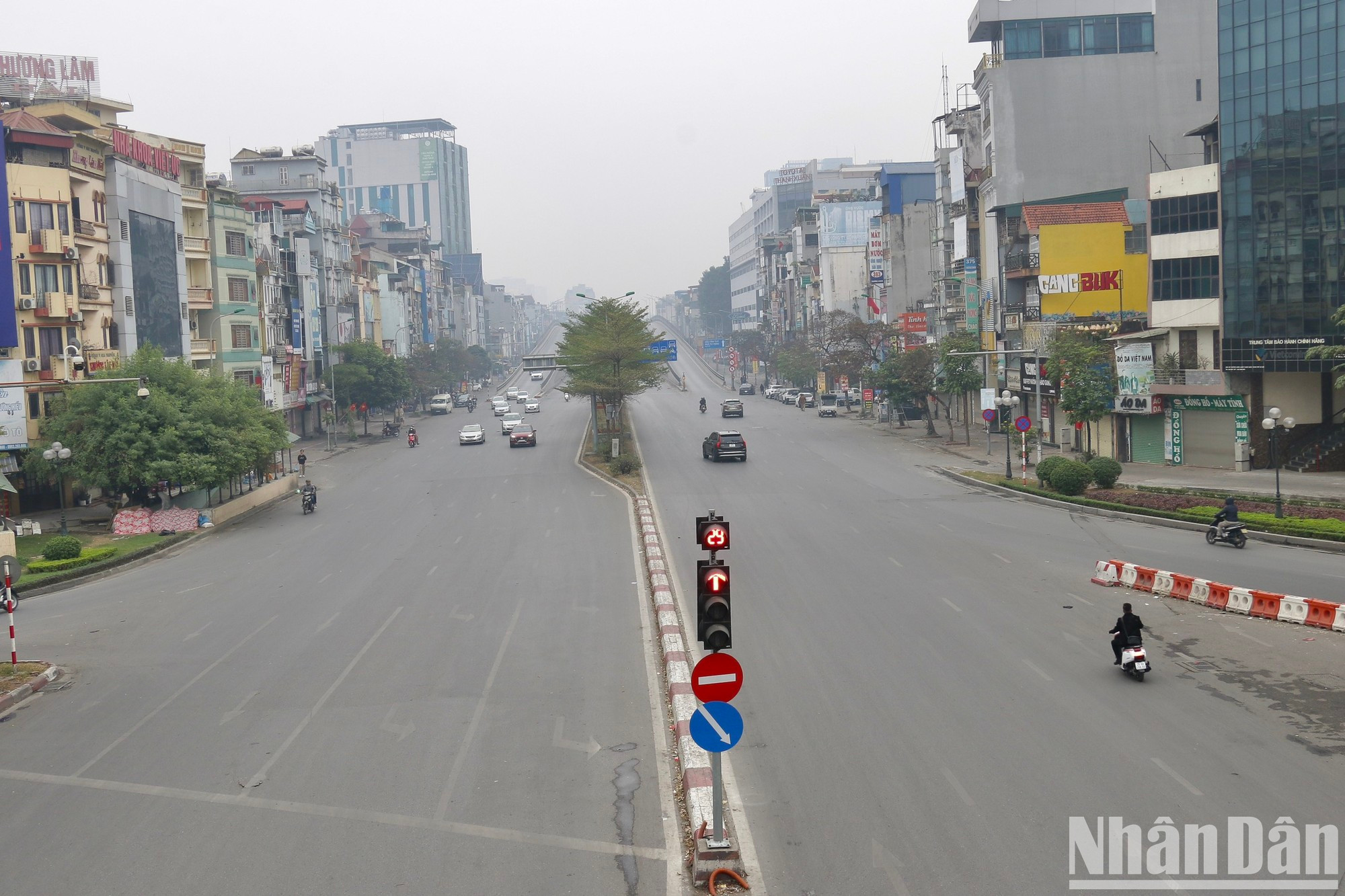 往日总是堵车，而大年初一早上寥寥无几。