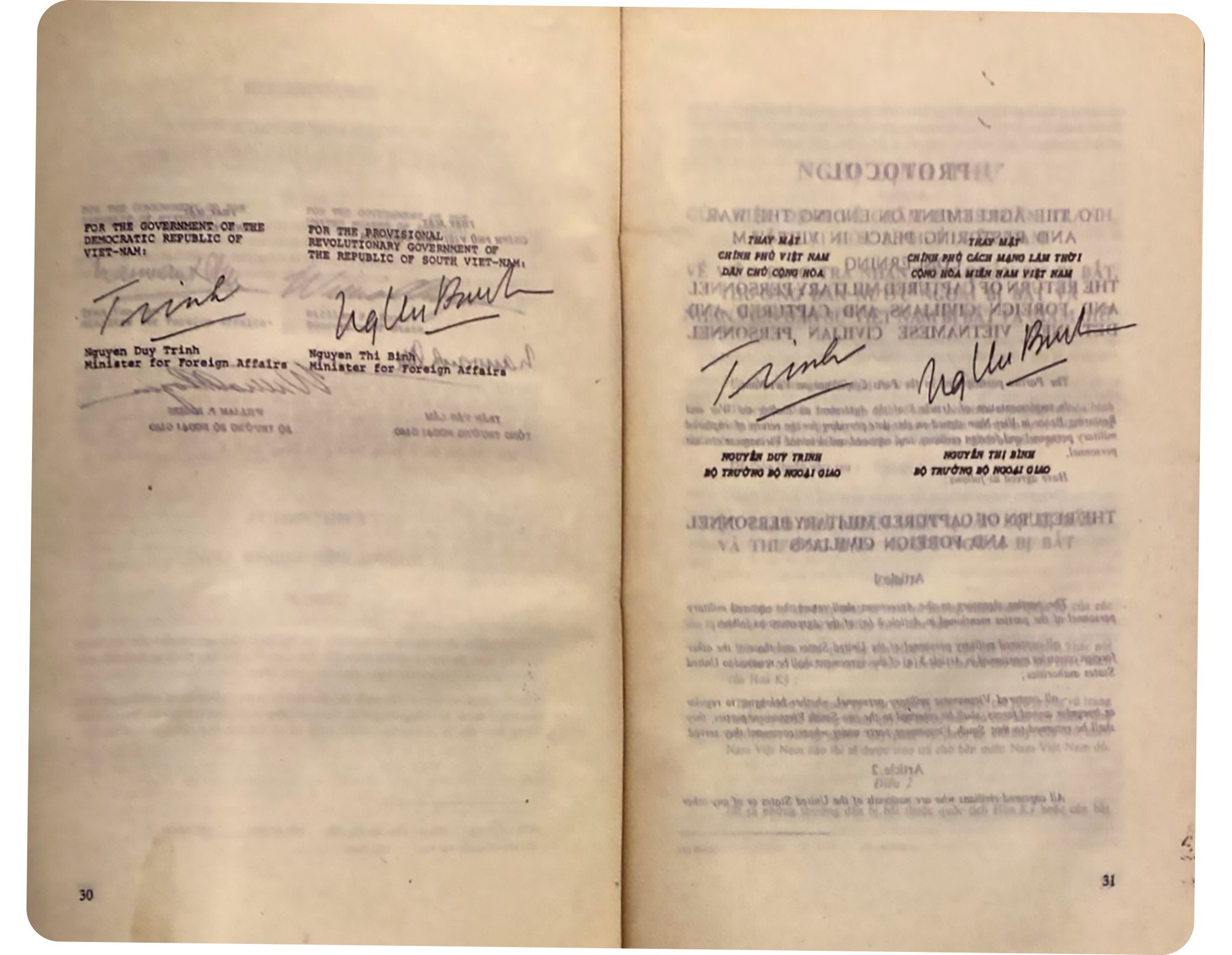 《巴黎协定》中的阮维侦先生和阮氏平女士的签字。 《巴黎协定》中的阮维侦先生和阮氏平女士的签字。