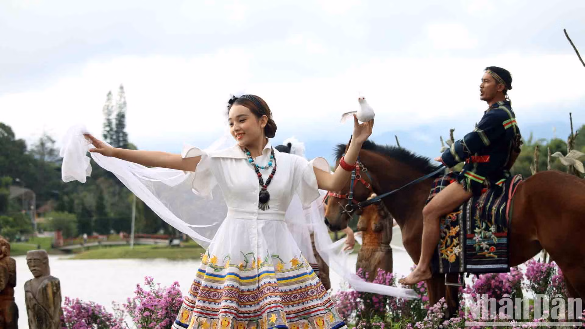 时装秀表演上,人民和游客有机会沉浸在“西原天堂”展览空间中。 时装秀表演上,人民和游客有机会沉浸在“西原天堂”展览空间中。