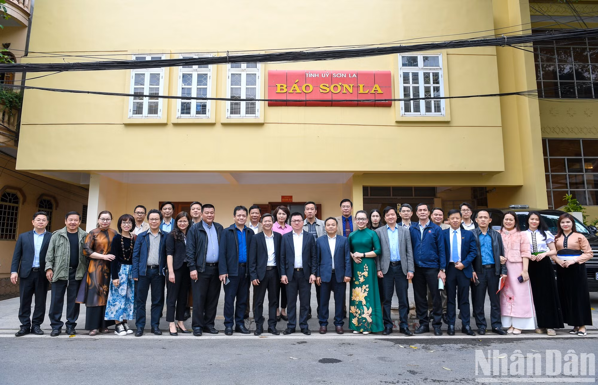 《人民报》社工作组与山罗省新闻工作者协会和新闻机构代表合影。