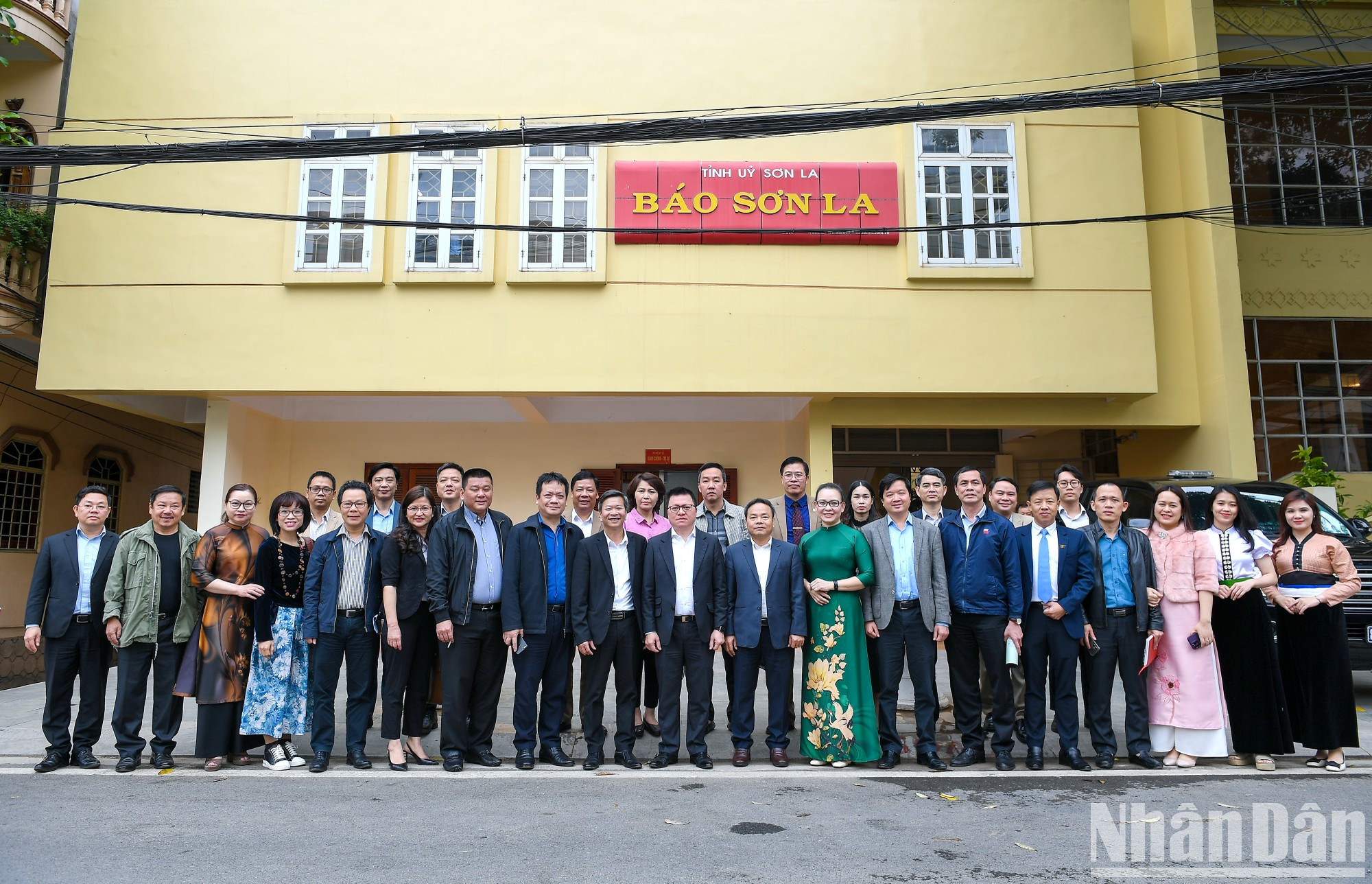 《人民报》社工作组与山罗省新闻工作者协会和新闻机构代表合影。 《人民报》社工作组与山罗省新闻工作者协会和新闻机构代表合影。