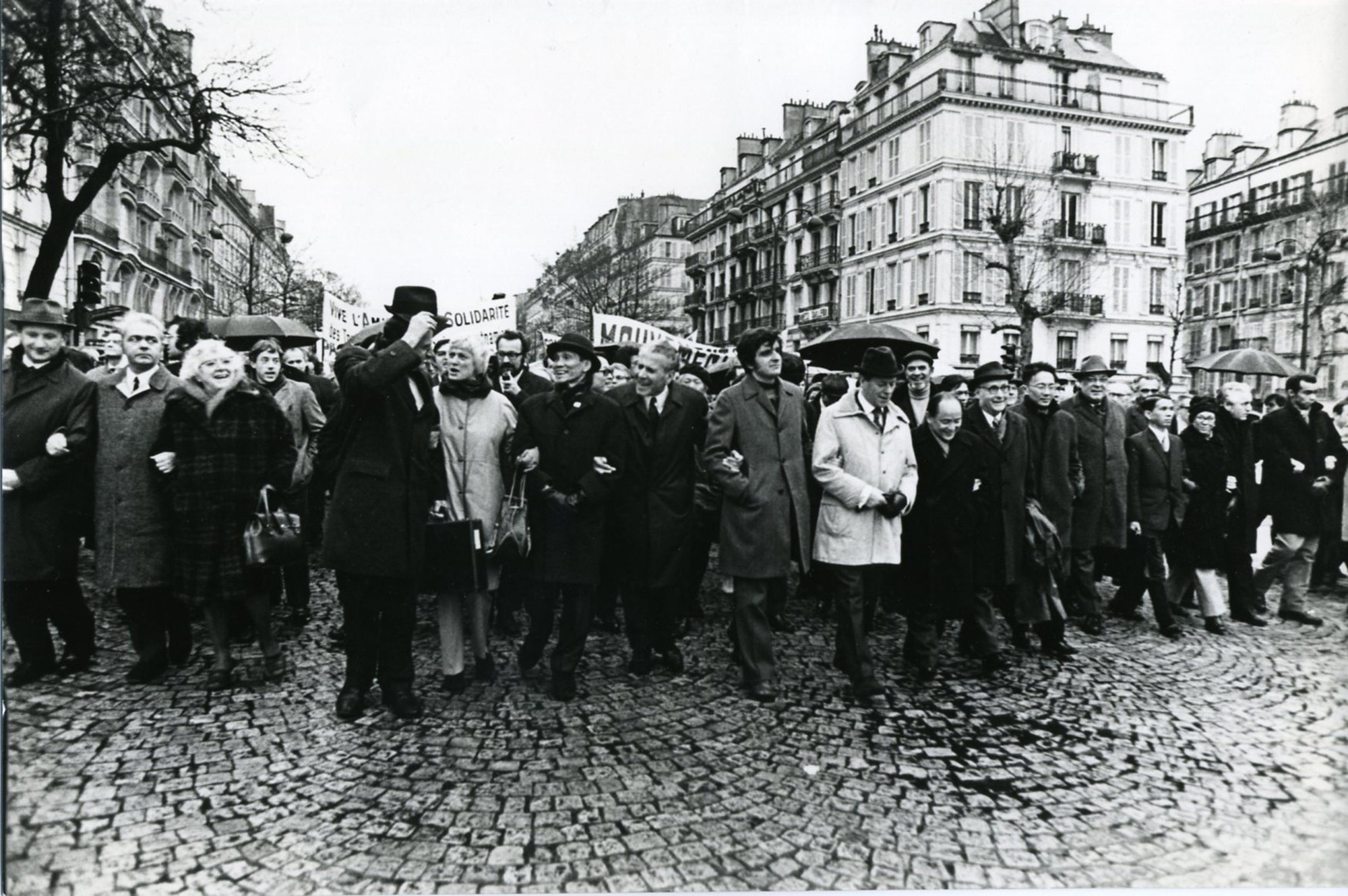 1972年5月8日,巴黎巴士底狱游行支持越南。 1972年5月8日,巴黎巴士底狱游行支持越南。