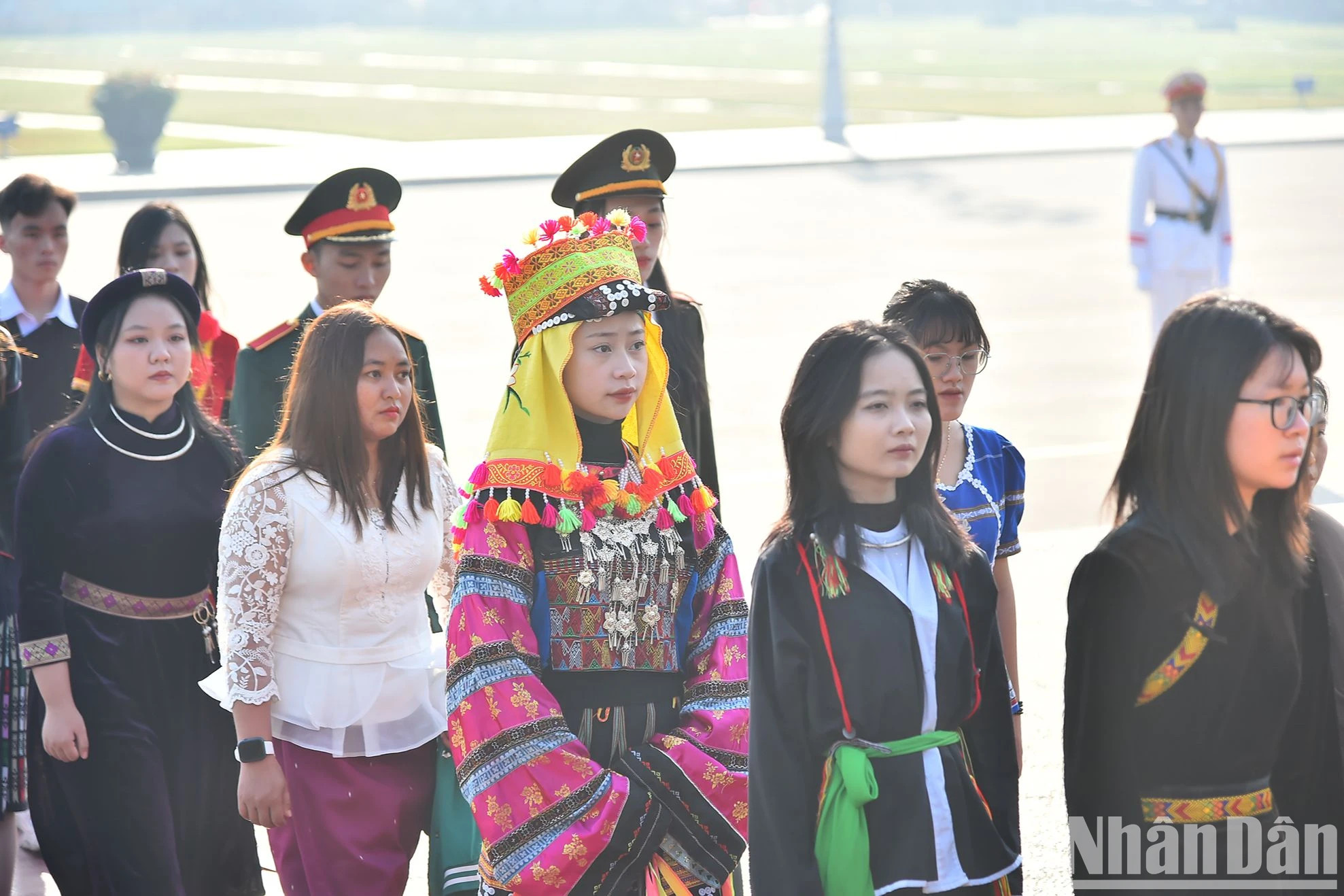 代表团入陵瞻仰胡志明主席遗容。