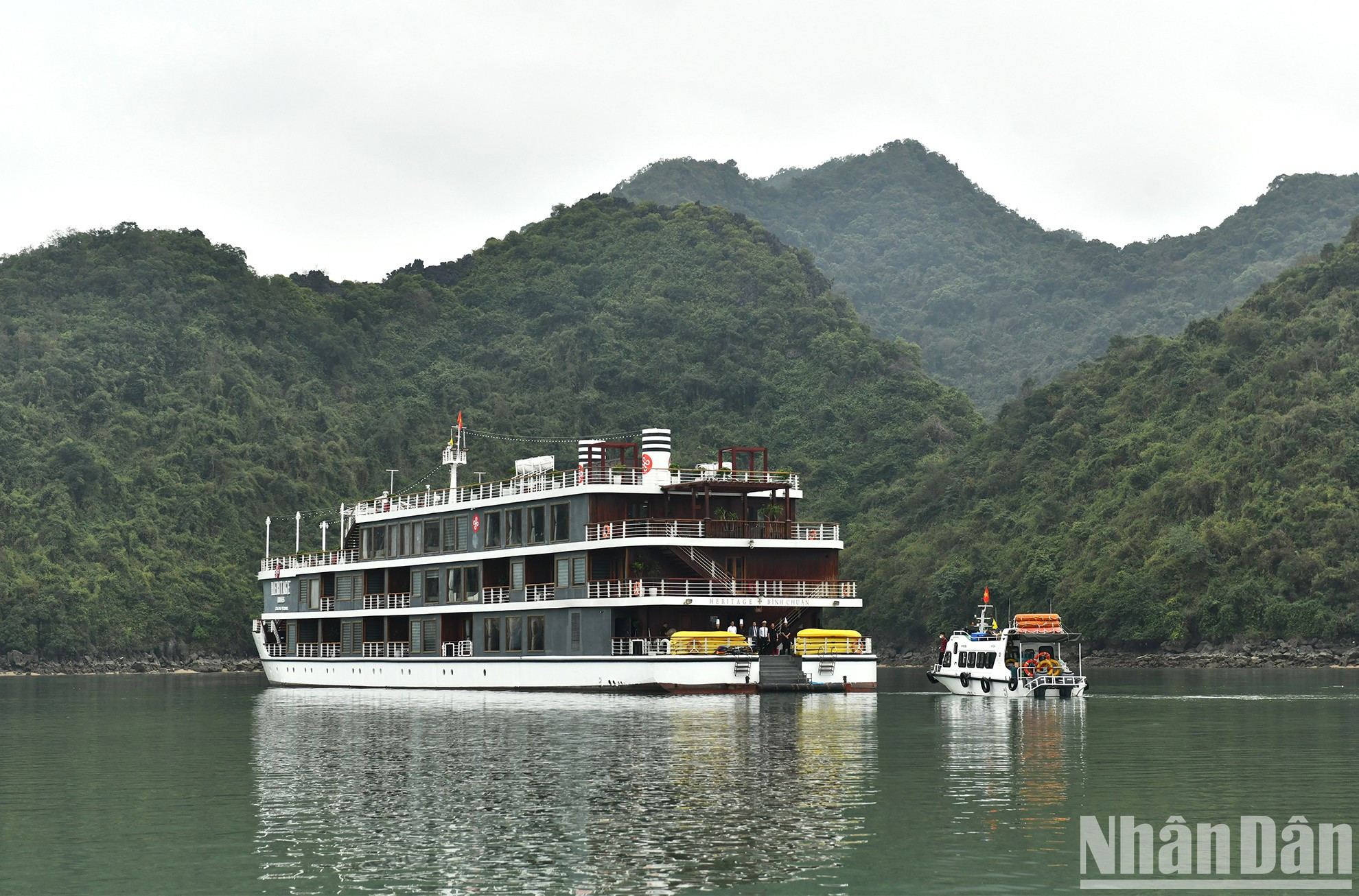 Heritage Cruises平准游轮是游客来到越南兰夏湾时一个独特和有趣的旅游选择。 Heritage Cruises平准游轮是游客来到越南兰夏湾时一个独特和有趣的旅游选择。