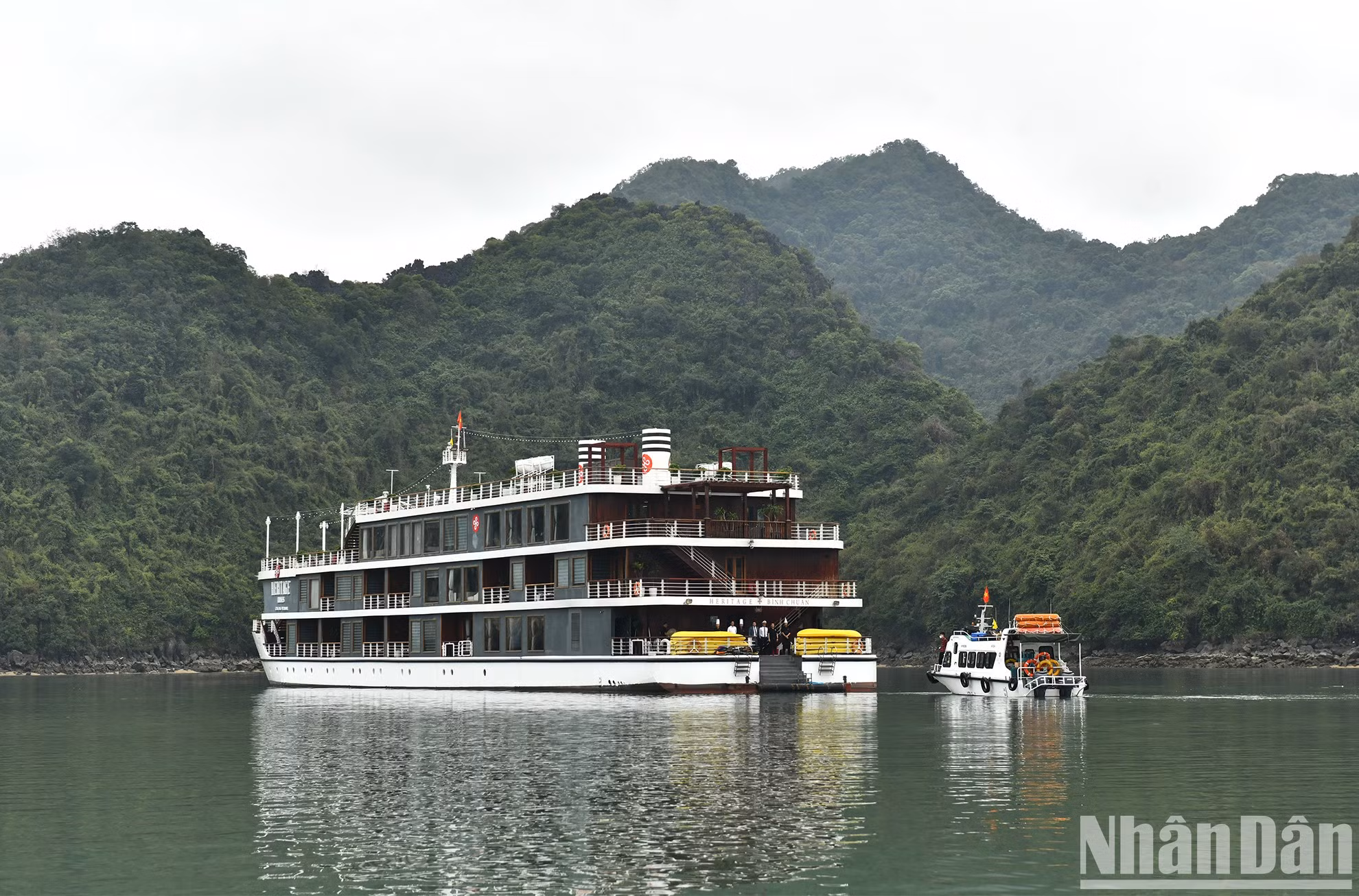 Heritage Cruises平准游轮是游客来到越南兰夏湾时一个独特和有趣的旅游选择。
