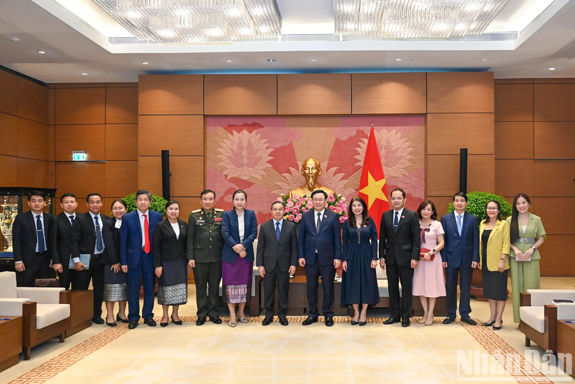 越南国会主席王廷惠与老挝驻越南大使森菲特•洪邦光同各位代表合影留念。 越南国会主席王廷惠与老挝驻越南大使森菲特•洪邦光同各位代表合影留念。
