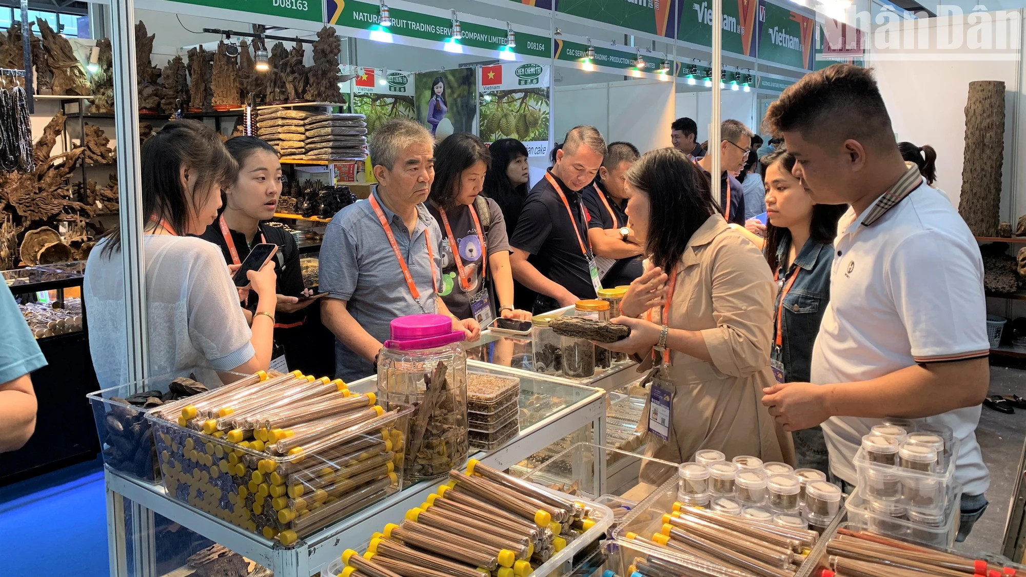 中国进口商和消费者了解越南产品。 中国进口商和消费者了解越南产品。