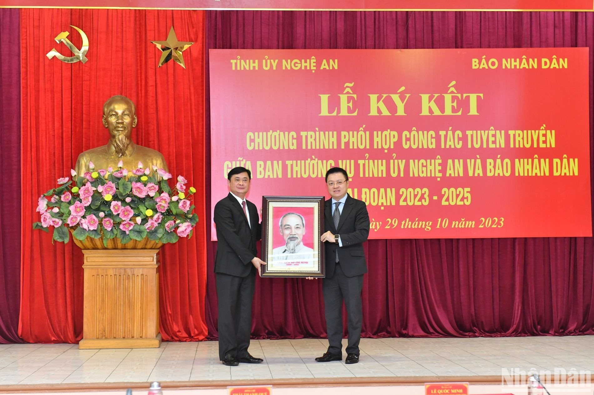 蔡青贵同志向《人民报》赠送纪念品。 蔡青贵同志向《人民报》赠送纪念品。