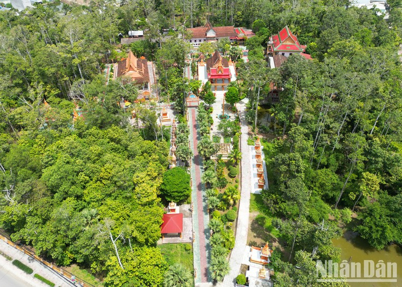 妨寺（chùa Phướng）建于13世纪，占地近6公顷，位于茶荣市中心，其建筑风格非常独特，与茶荣的其他寺庙截然不同。