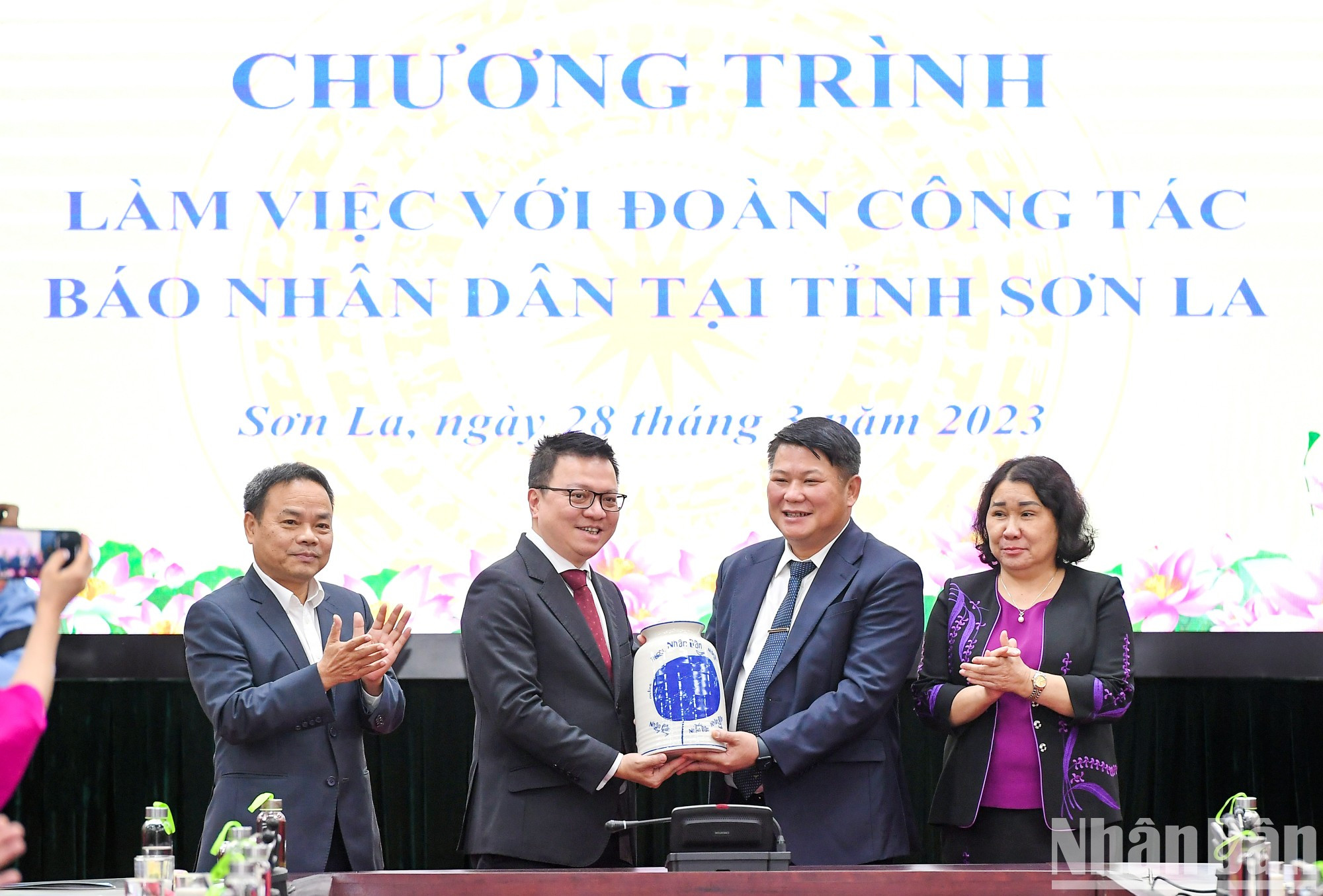 《人民报》社工作组向山罗省赠送纪念品。 《人民报》社工作组向山罗省赠送纪念品。