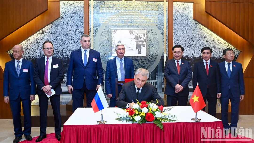 俄罗斯联邦国家杜马主席维亚切斯拉夫·维克多罗维奇·沃洛金在越南国会传统陈列室留言簿上留言。 俄罗斯联邦国家杜马主席维亚切斯拉夫·维克多罗维奇·沃洛金在越南国会传统陈列室留言簿上留言。