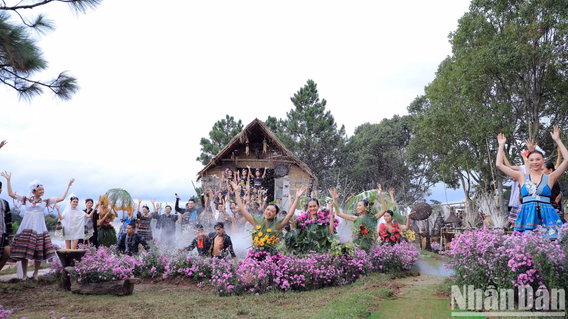设计师明幸分享道：“在这片高原土地上，我遇到了很多宝贵的资源。其中，传统的土锦材料是我们时尚设计师要负责发展的宝贵资源之一，我们要使它成为具有时代特色的传统材料。