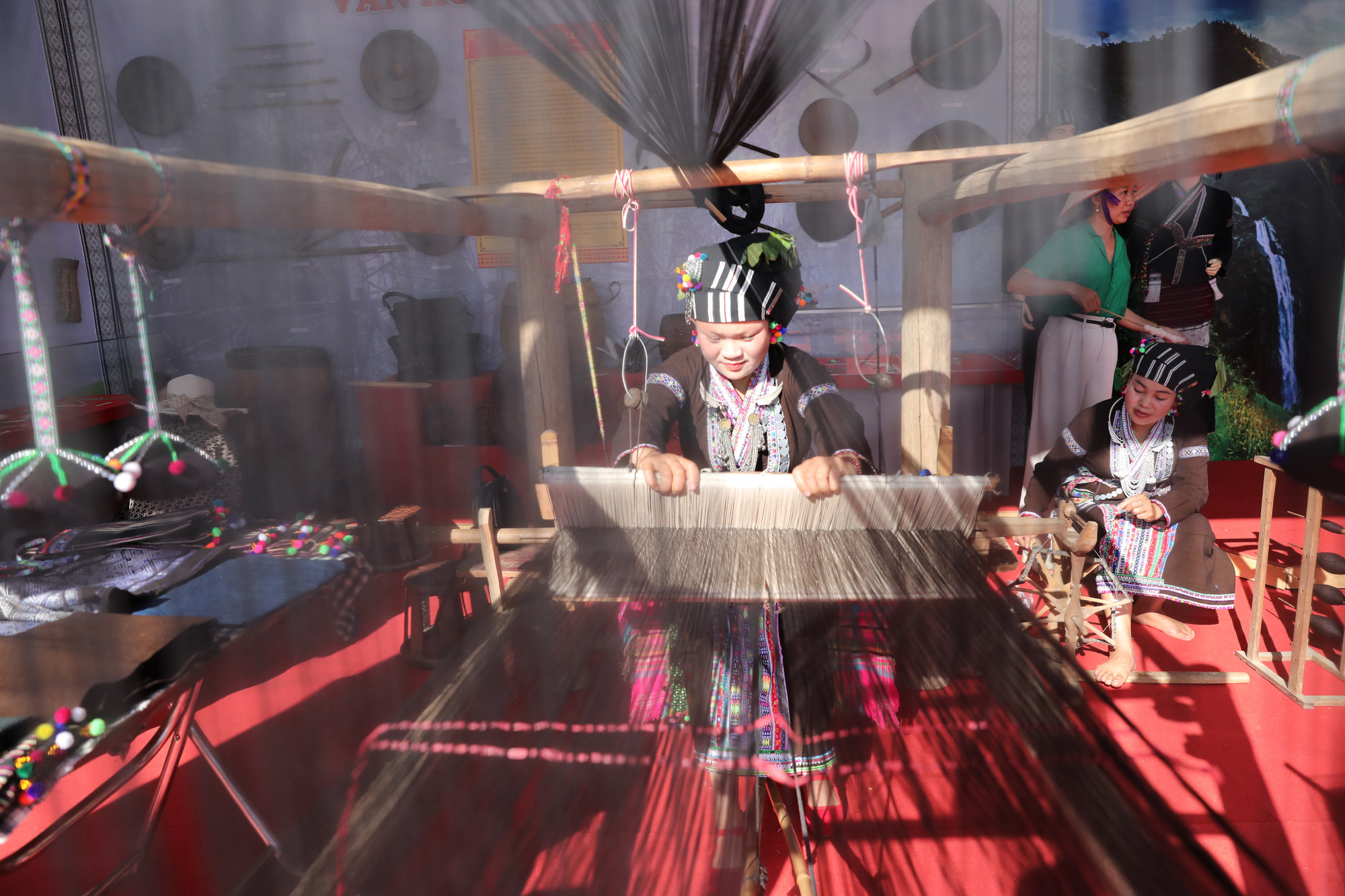 卢族女士展示传统手工业。 卢族女士展示传统手工业。