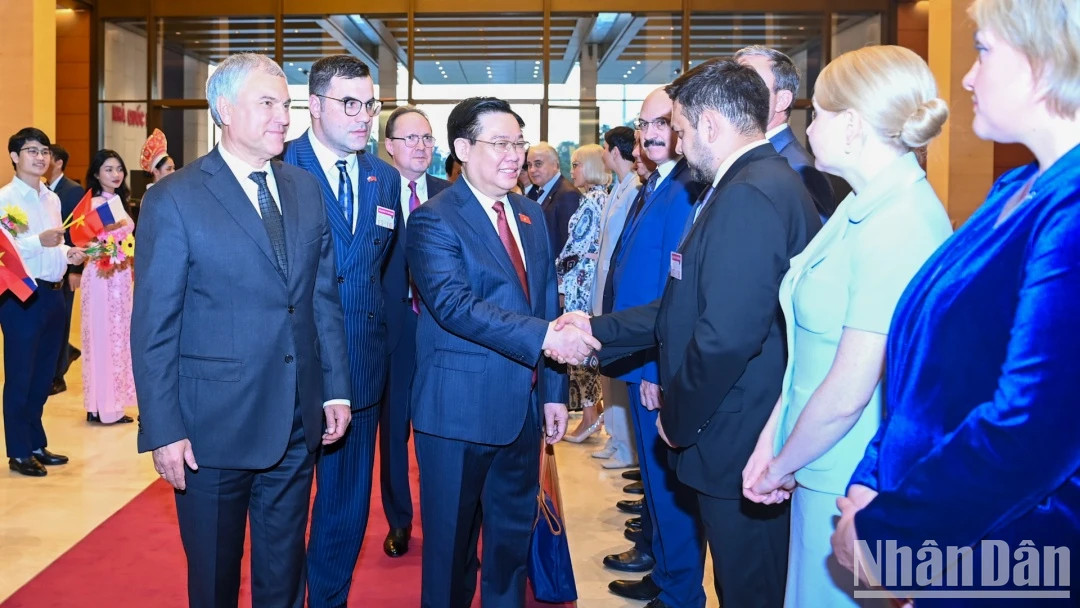 俄罗斯联邦国家杜马主席维亚切斯拉夫·维克多罗维奇·沃洛金向国会主席王廷惠介绍俄罗斯代表团成员。 俄罗斯联邦国家杜马主席维亚切斯拉夫·维克多罗维奇·沃洛金向国会主席王廷惠介绍俄罗斯代表团成员。