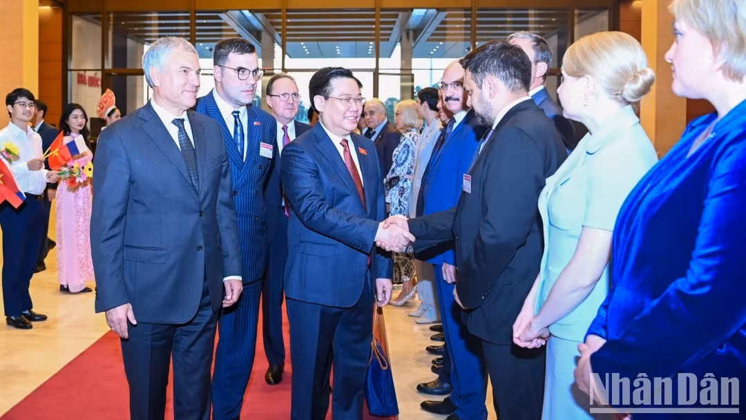 俄罗斯联邦国家杜马主席维亚切斯拉夫·维克多罗维奇·沃洛金向国会主席王廷惠介绍俄罗斯代表团成员。