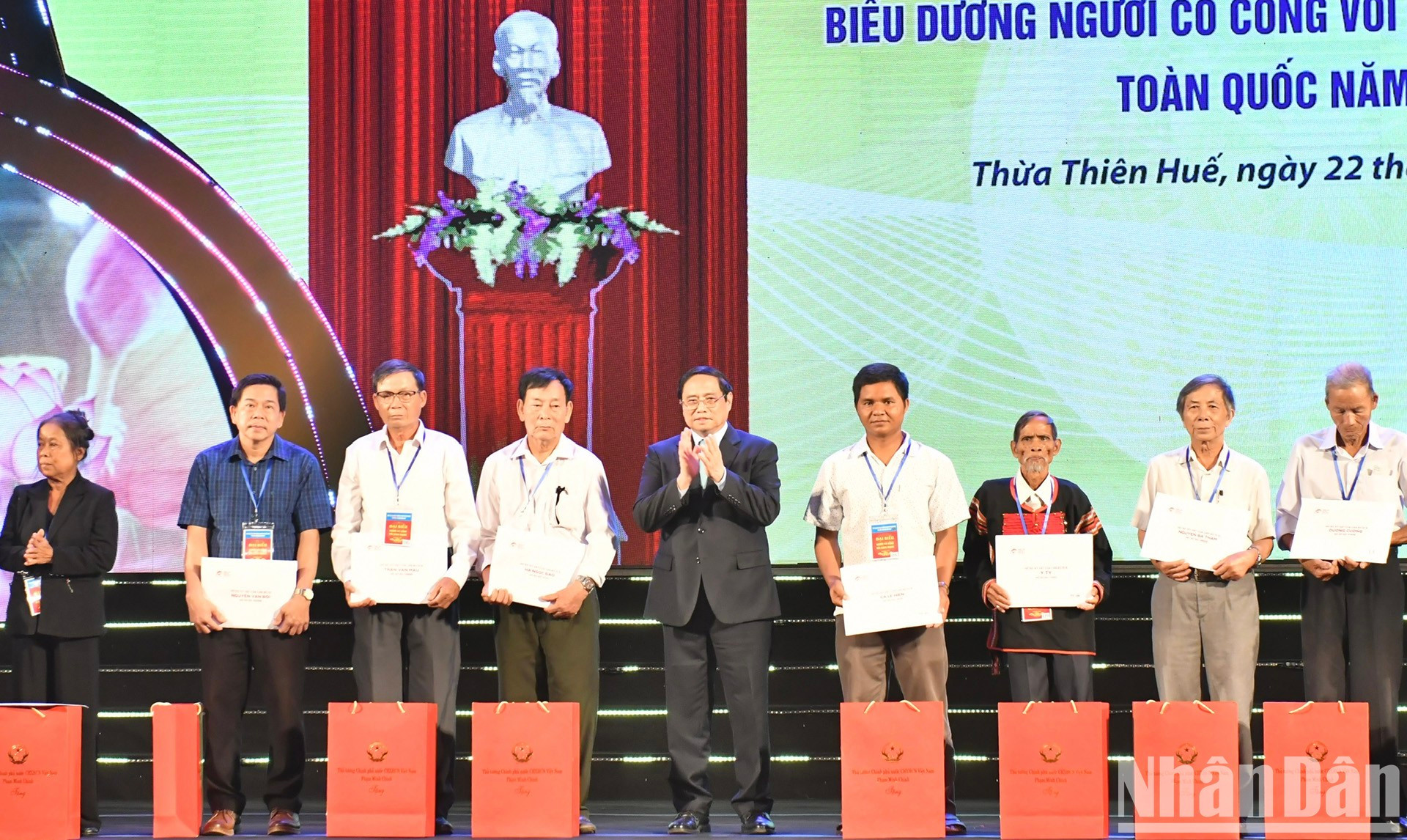 范明正总理向代表们赠送礼物。 范明正总理向代表们赠送礼物。