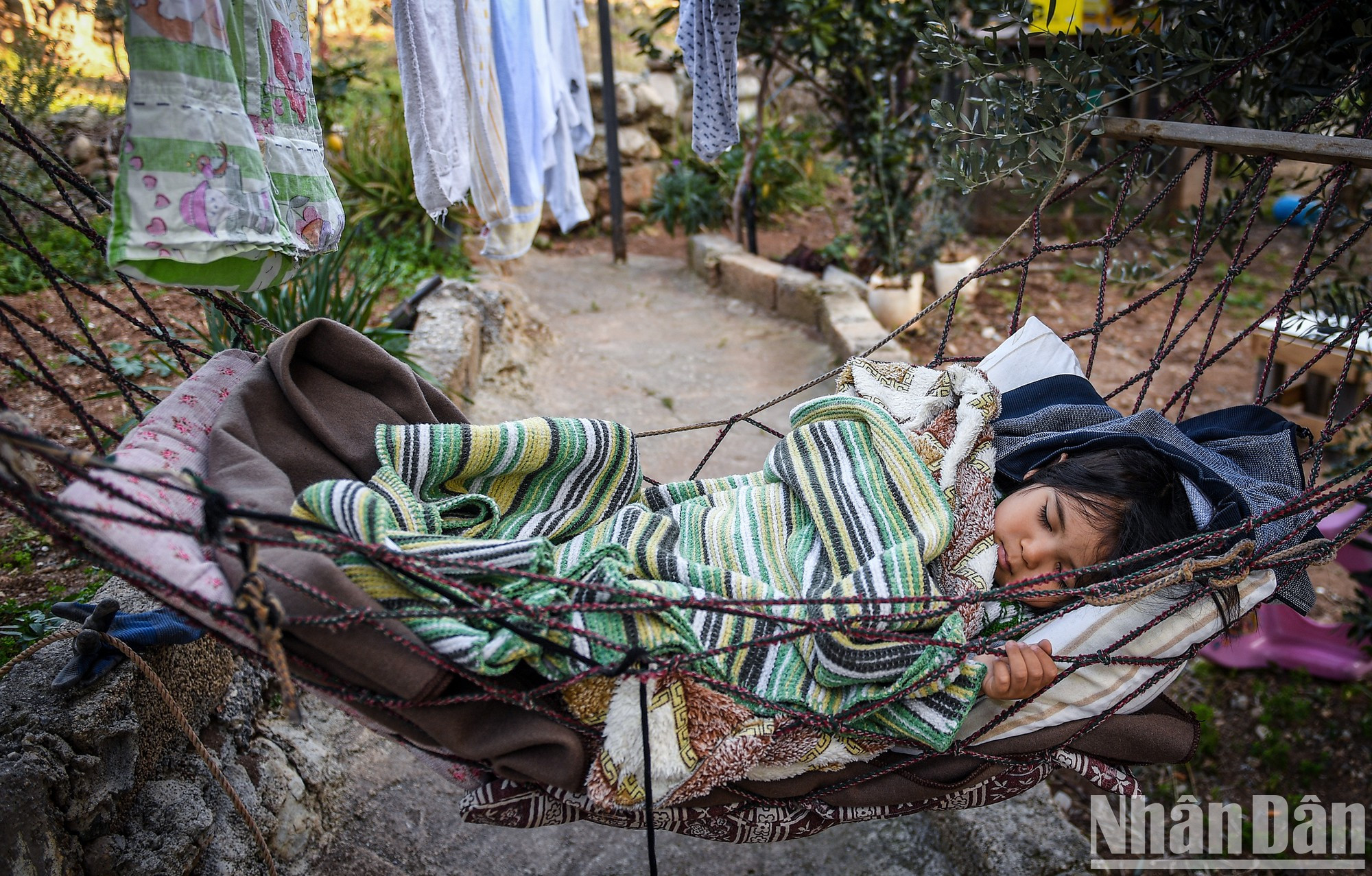 一个4岁的男孩在他花园里的吊床上睡得很香。 这也是他过去几天一直在睡觉的地方。 一个4岁的男孩在他花园里的吊床上睡得很香。 这也是他过去几天一直在睡觉的地方。