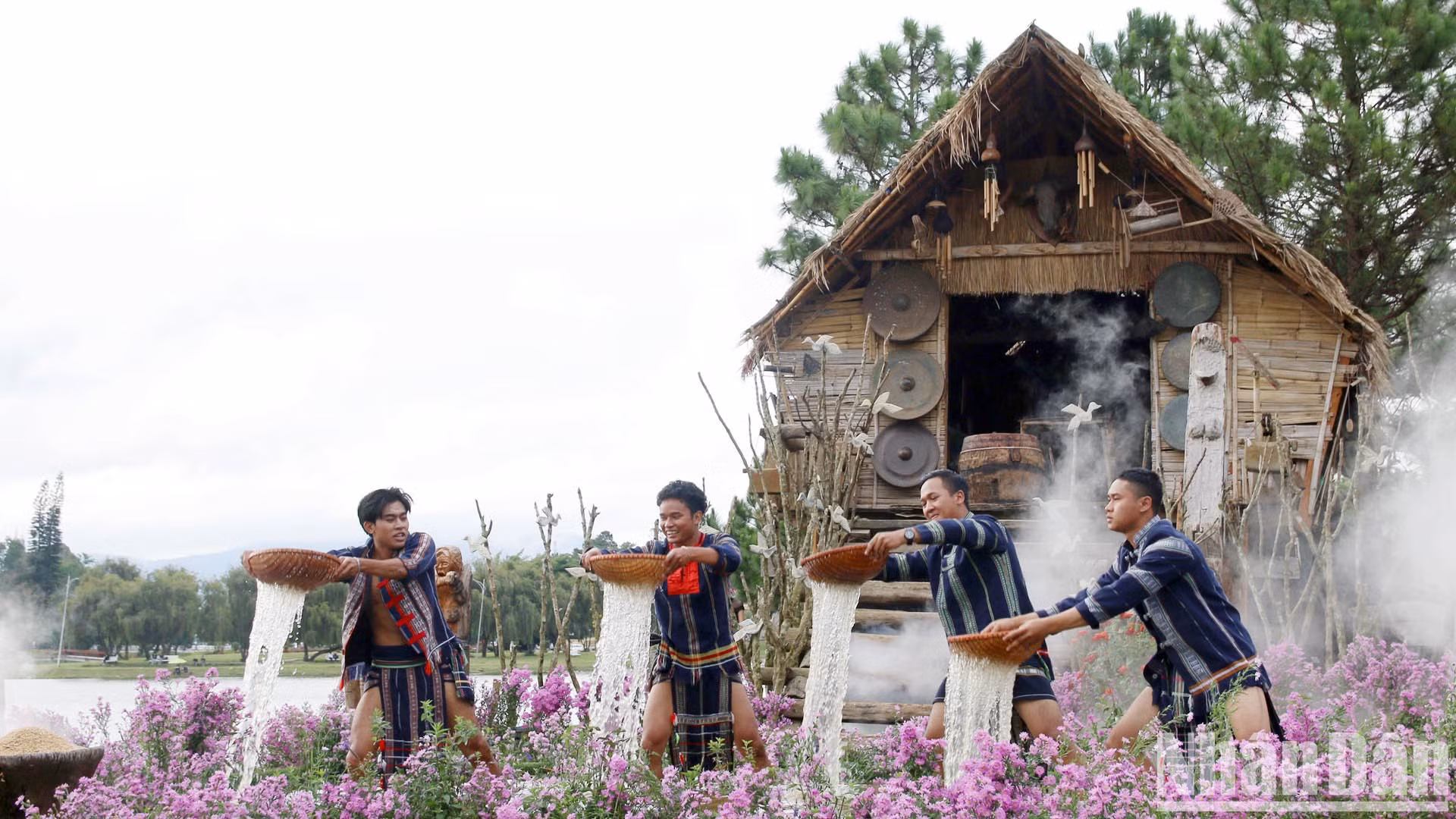 “西原天堂”展览空间设有许多少数民族的传统民居以及近6000件文物。