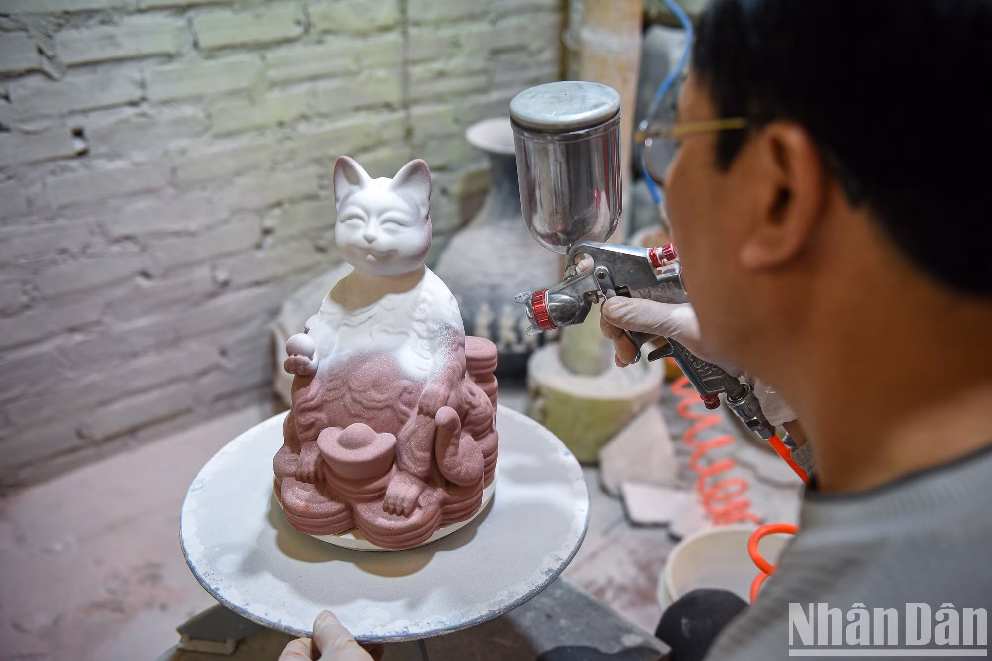 所有阶段都是手工制作的，所以每一个成品都会有自己的特点。