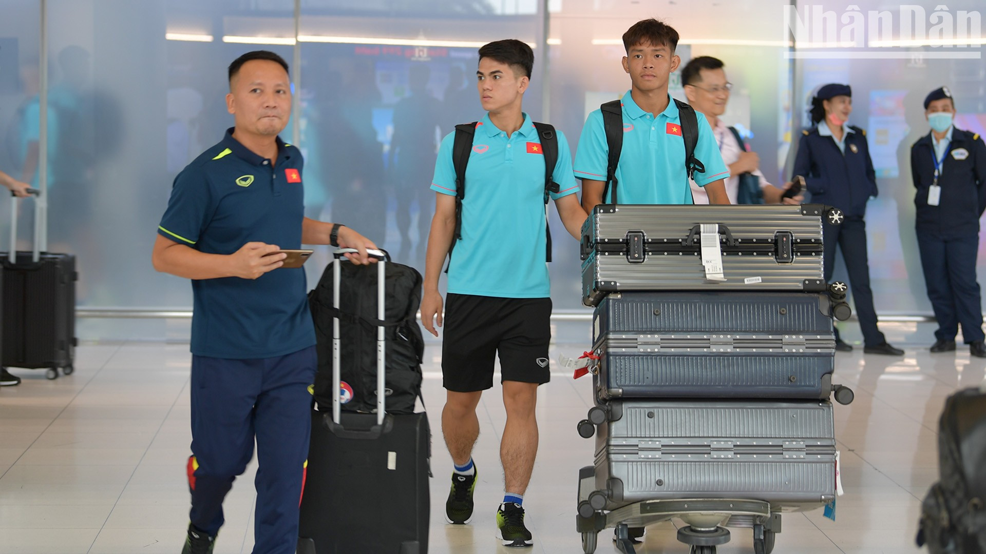 今年越南U23队有许多非常年轻的球员，年龄分别为17岁、18岁、20岁等达到了越南足协既定的目标。