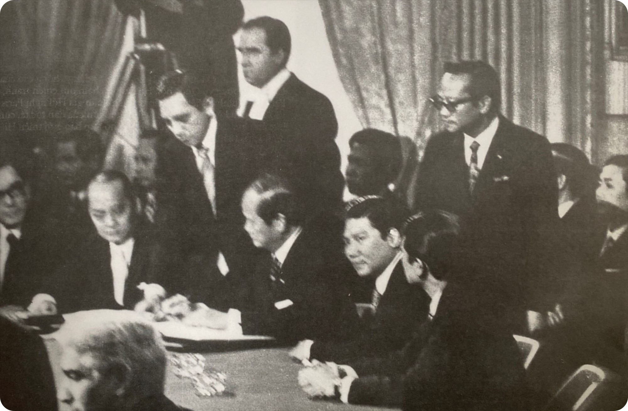 陈文林外交部长代表越南共和国政府签署《巴黎协定》。 陈文林外交部长代表越南共和国政府签署《巴黎协定》。