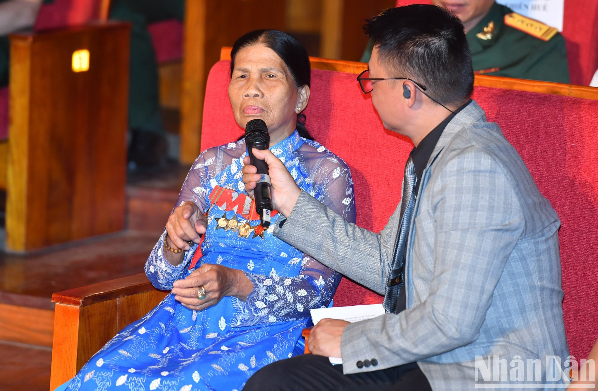 来自承天顺化省的人民武装力量女英雄阮氏莱讲述了她的战斗记忆。 来自承天顺化省的人民武装力量女英雄阮氏莱讲述了她的战斗记忆。