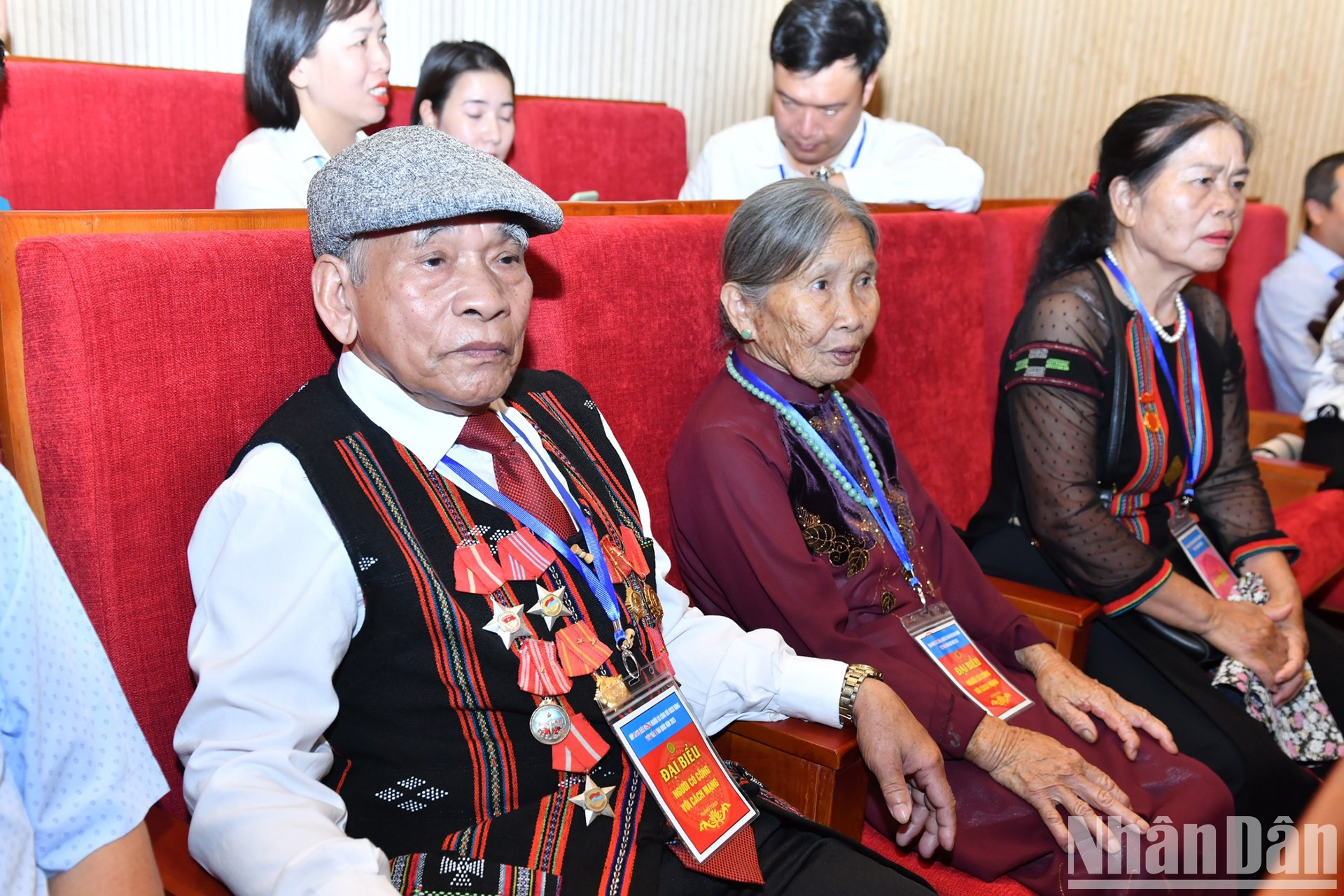 少数民族代表出席会议。 少数民族代表出席会议。