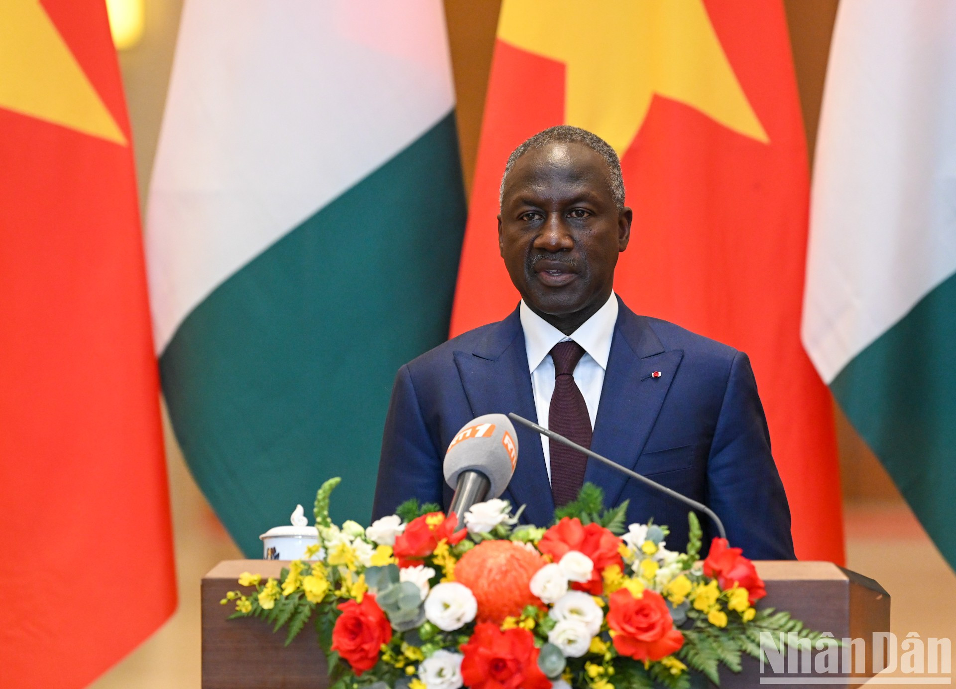 科特迪瓦国民议会议长阿达马·比克多戈向媒体记者介绍已通过的内容。