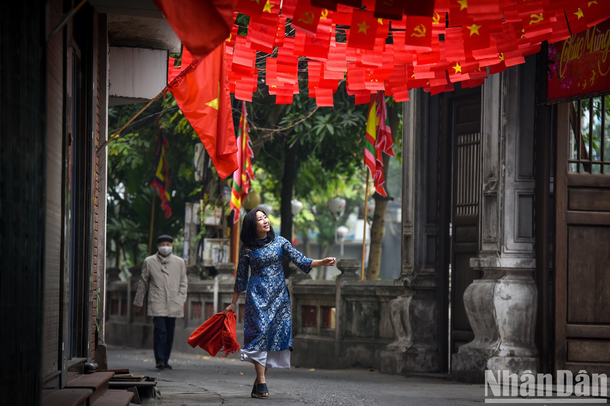 大年初一上午，河内市人民出门感受祥和的气氛。