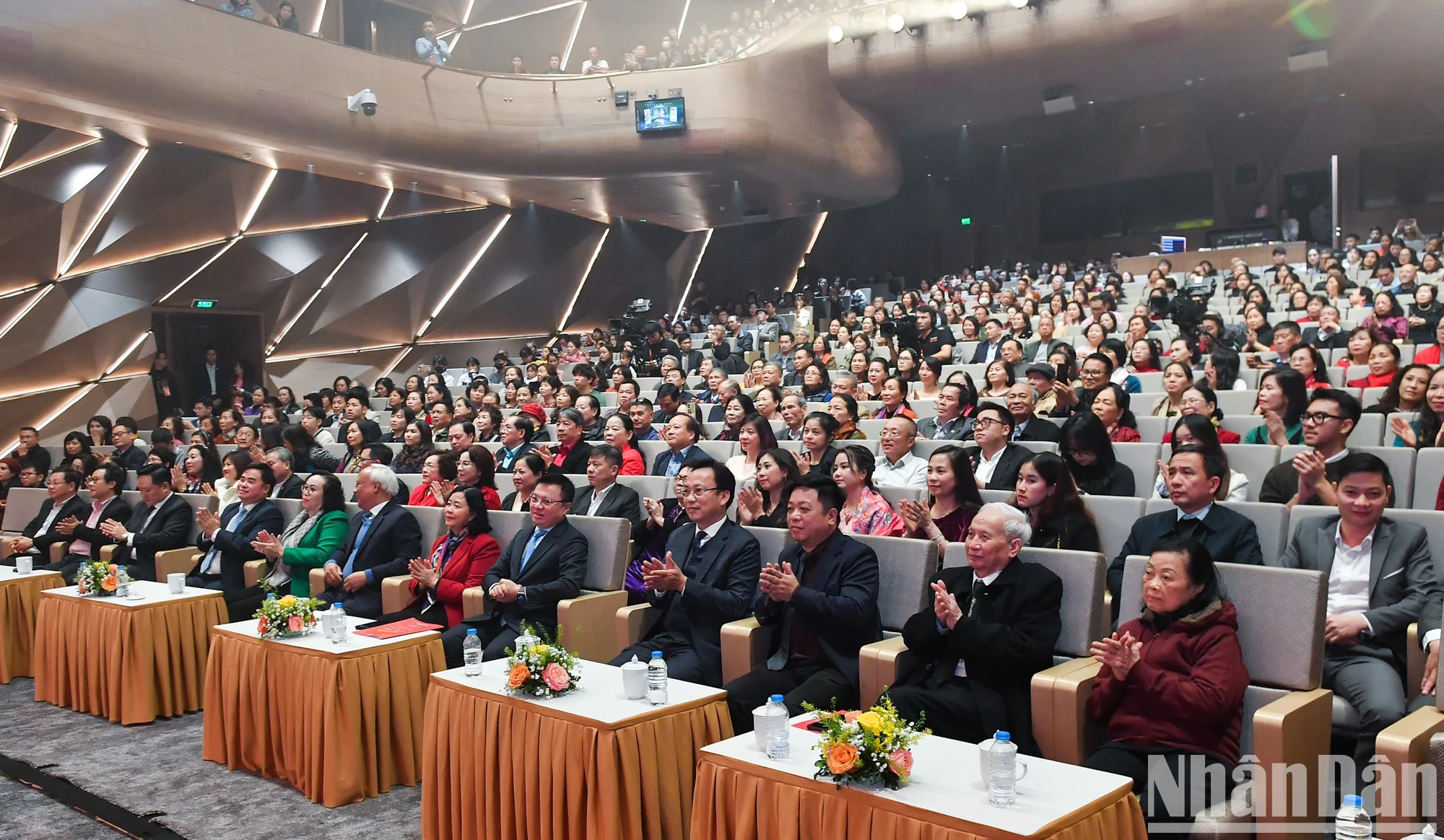 各位领导人和观众观赏艺术表演。 各位领导人和观众观赏艺术表演。