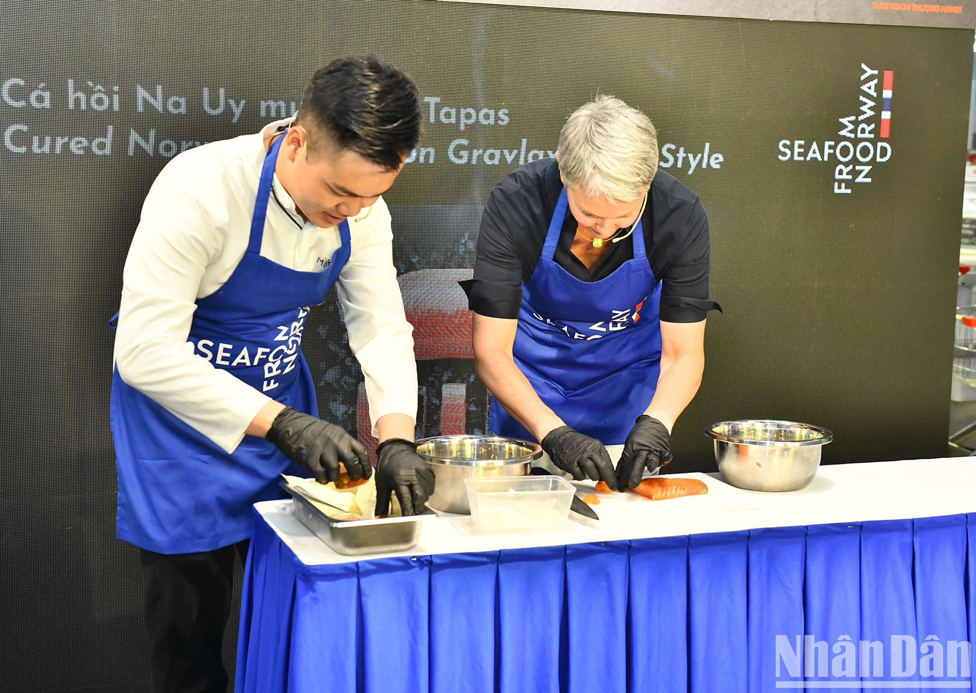 挪威驻越南大使希尔德·索尔巴肯与大厨们一起烹制了盐渍挪威三文鱼。 挪威驻越南大使希尔德·索尔巴肯与大厨们一起烹制了盐渍挪威三文鱼。