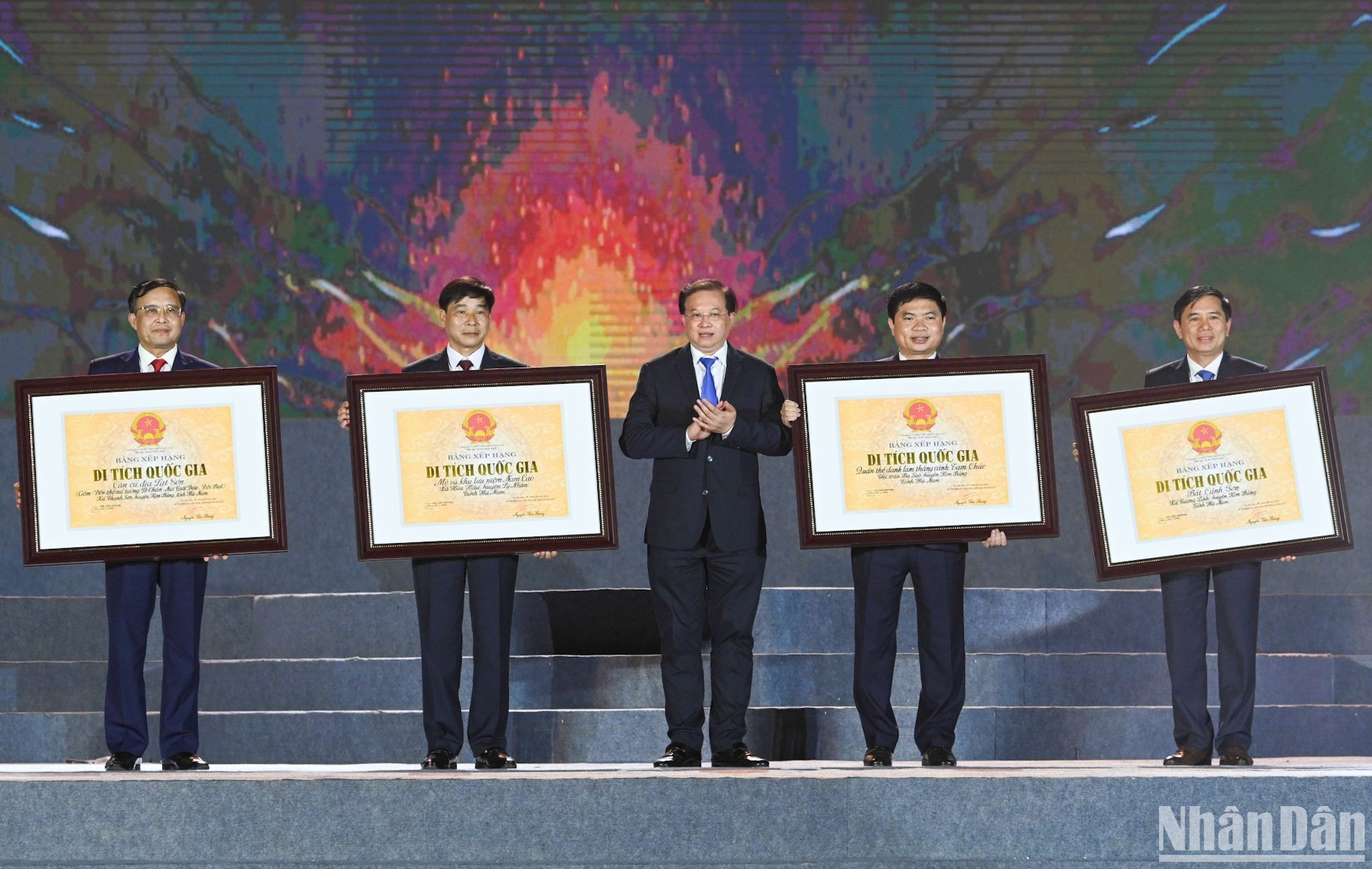 越南文化体育与旅游部副部长谢光东递交将河南省4处文化历史和名胜古迹被公认为国家级遗迹的决定。 越南文化体育与旅游部副部长谢光东递交将河南省4处文化历史和名胜古迹被公认为国家级遗迹的决定。