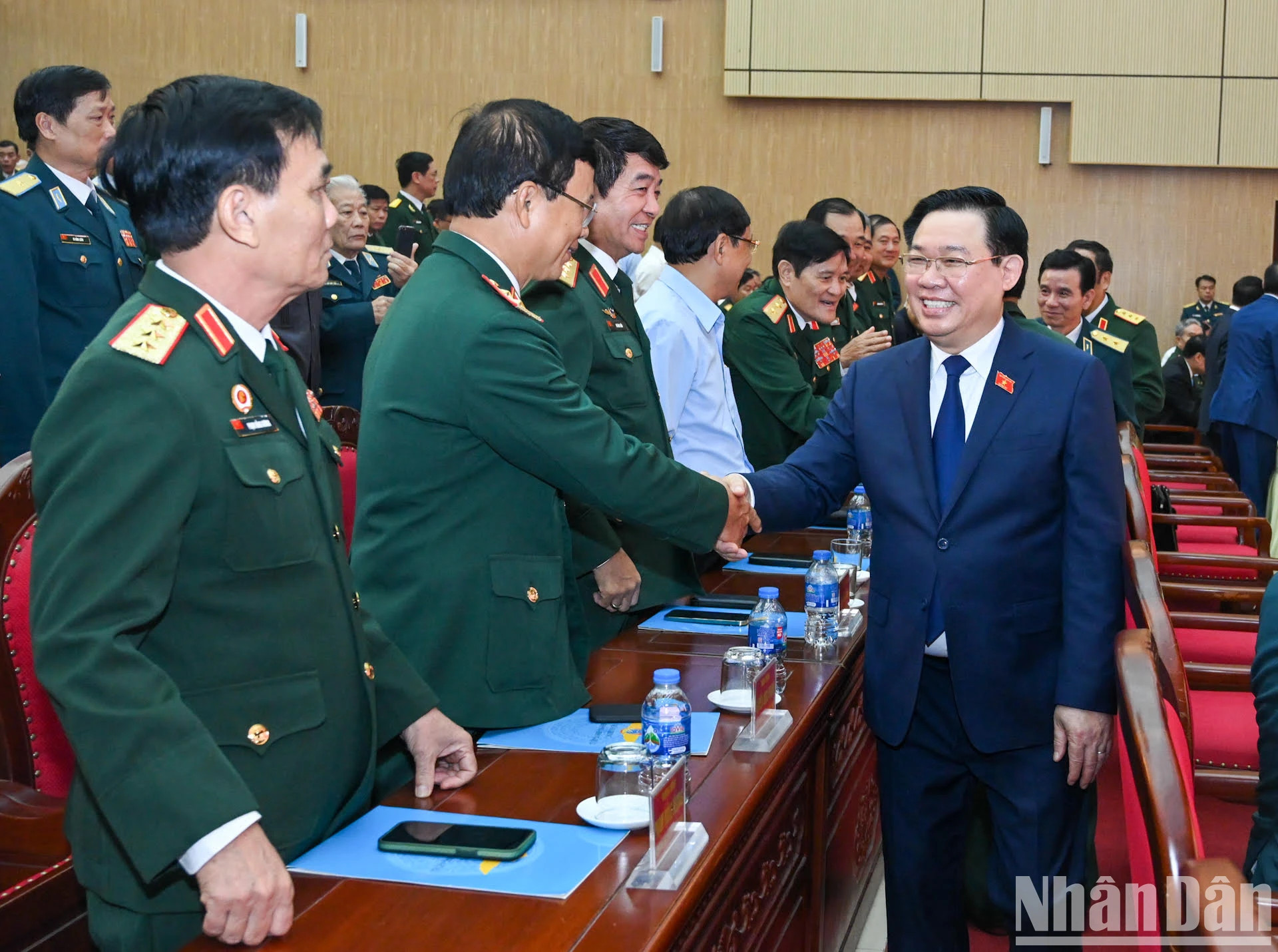 国会主席与各位代表出席纪念典礼。