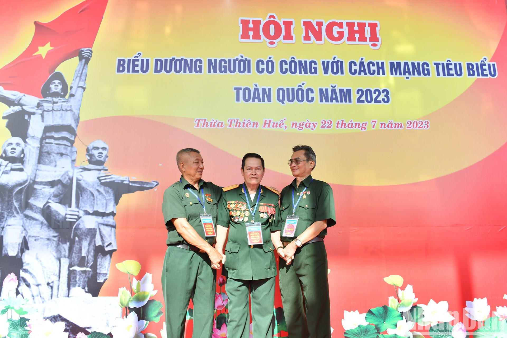 来自宣光省的老战士们。 来自宣光省的老战士们。