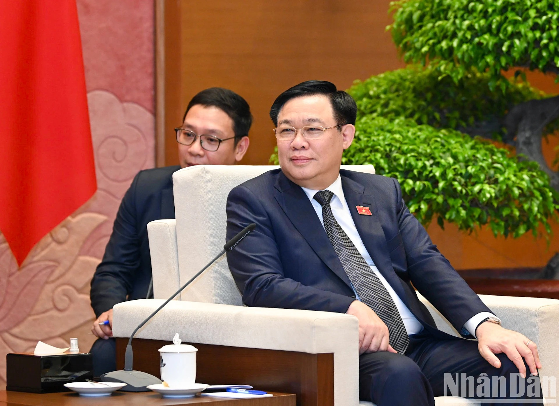 越南国会主席王廷惠在会见时发表讲话。 越南国会主席王廷惠在会见时发表讲话。