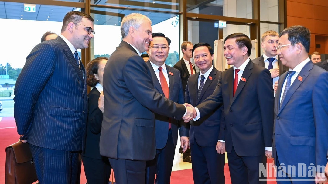 国会主席王廷惠向俄罗斯联邦国家杜马主席维亚切斯拉夫·维克多罗维奇·沃洛金介绍越南代表团成员。 国会主席王廷惠向俄罗斯联邦国家杜马主席维亚切斯拉夫·维克多罗维奇·沃洛金介绍越南代表团成员。