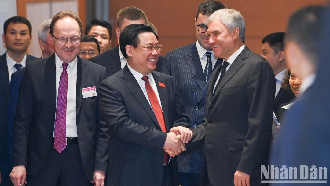 两位领导人交谈。 两位领导人交谈。