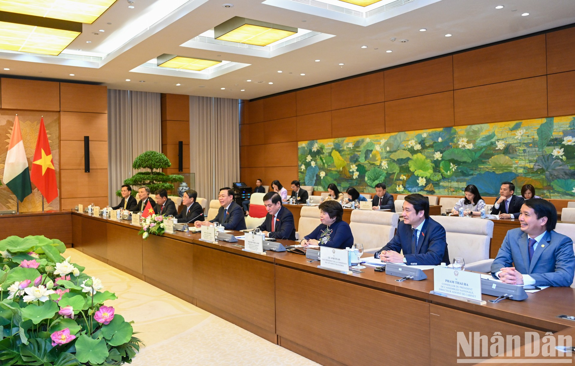 越南国会主席王廷惠、国会副主席阮德海等越南代表团成员出席会谈。