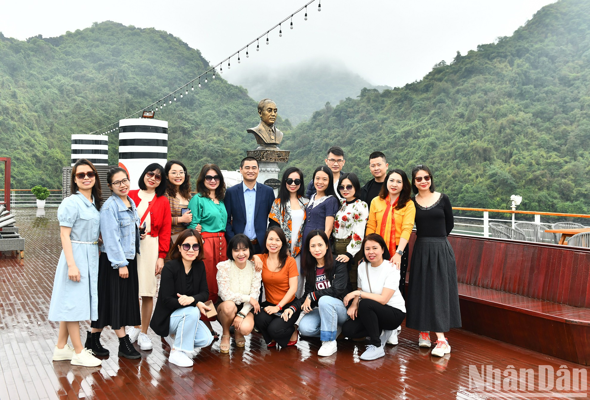 游客在Heritage Cruises平准上合影留念。 游客在Heritage Cruises平准上合影留念。