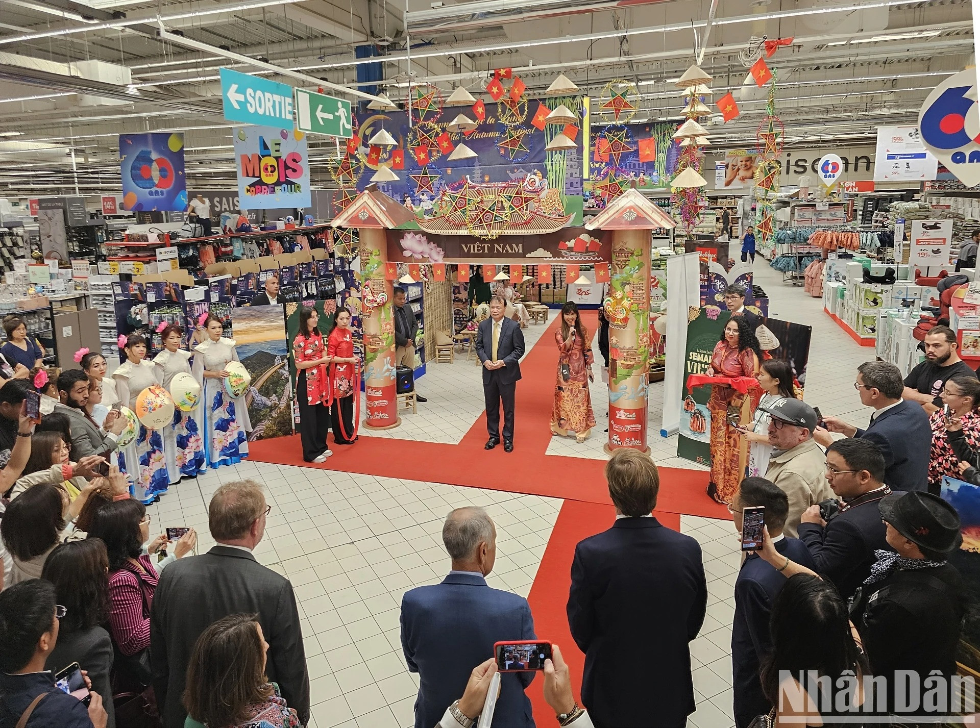 这一活动对于在法国推广越南商品具有重要意义,也为丰富家乐福超市的食品货源做出贡献。每年过去,越南商品的种类在家乐福超市中变得更加丰富,以满足法国消费者对越南美食的喜爱和需求。 这一活动对于在法国推广越南商品具有重要意义,也为丰富家乐福超市的食品货源做出贡献。每年过去,越南商品的种类在家乐福超市中变得更加丰富,以满足法国消费者对越南美食的喜爱和需求。