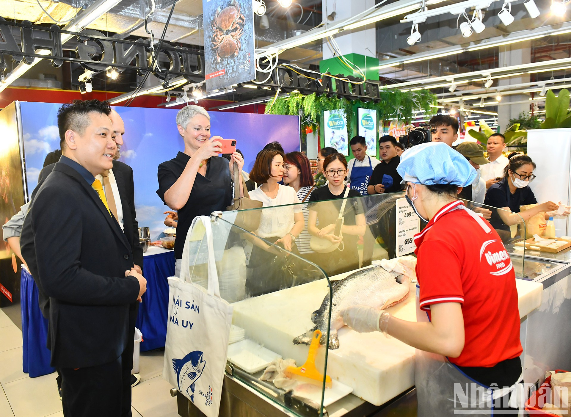 希尔德·索尔巴肯大使参观WinMart超市系统中介绍挪威三文鱼产品的展位并拍照留念。 希尔德·索尔巴肯大使参观WinMart超市系统中介绍挪威三文鱼产品的展位并拍照留念。