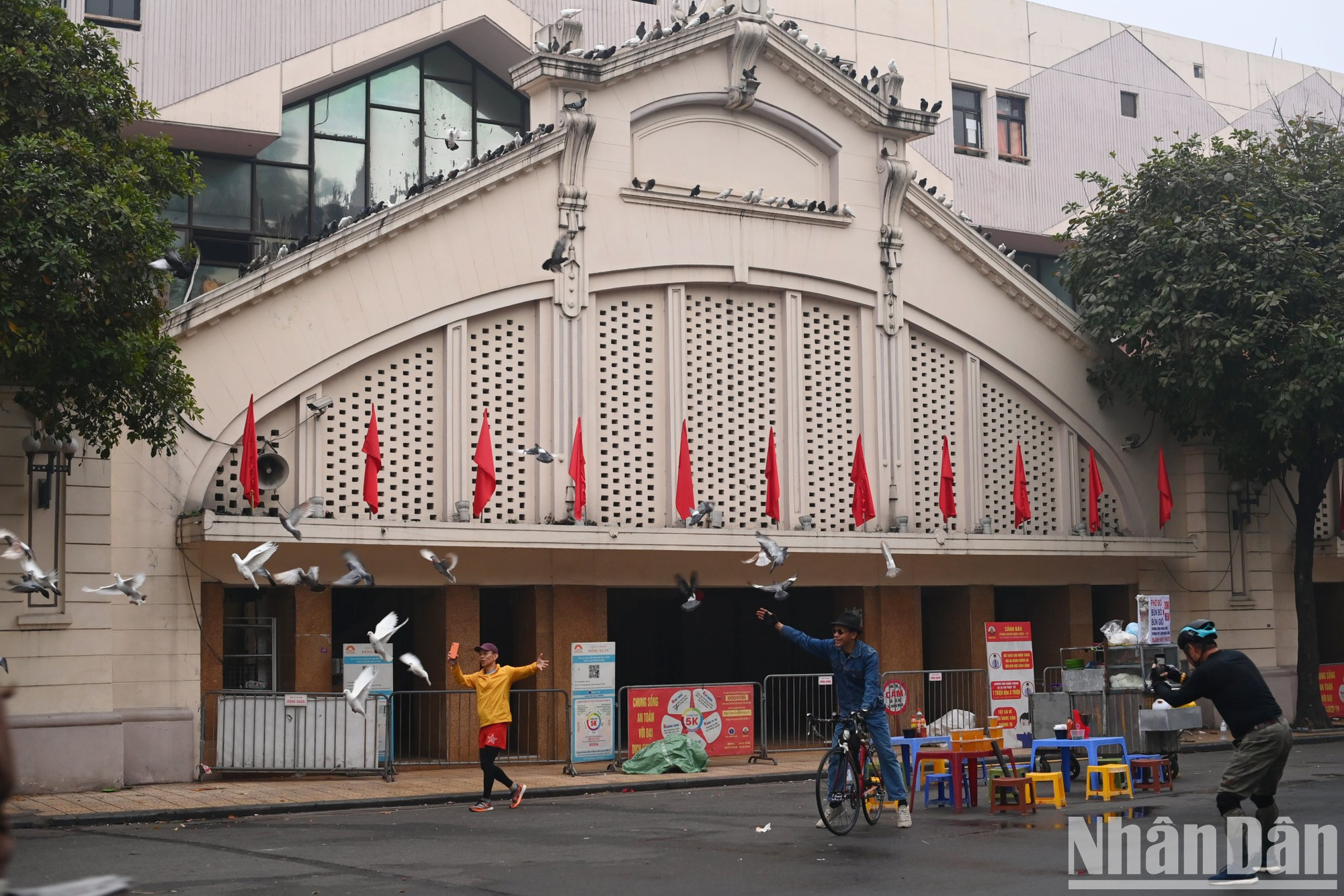 骑自行车和慢跑人们在同春市场前拍照。